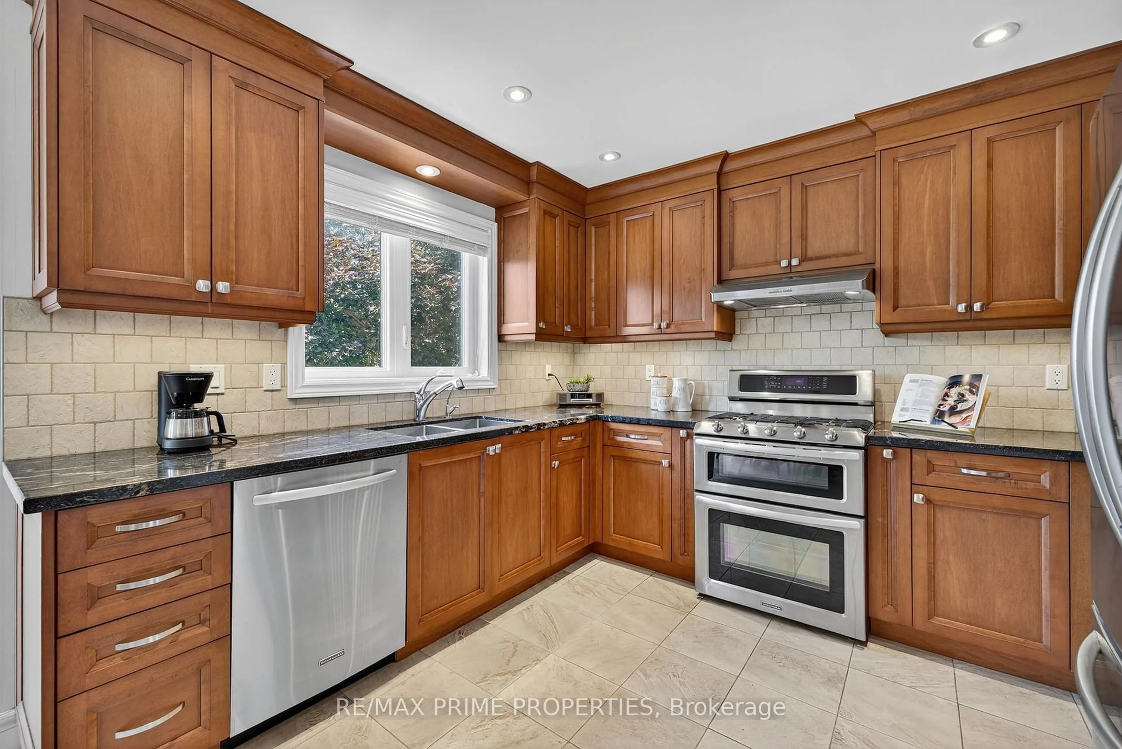 Unknown for 396 Devanjan Circ, Newmarket Ontario L3Y 8H5
