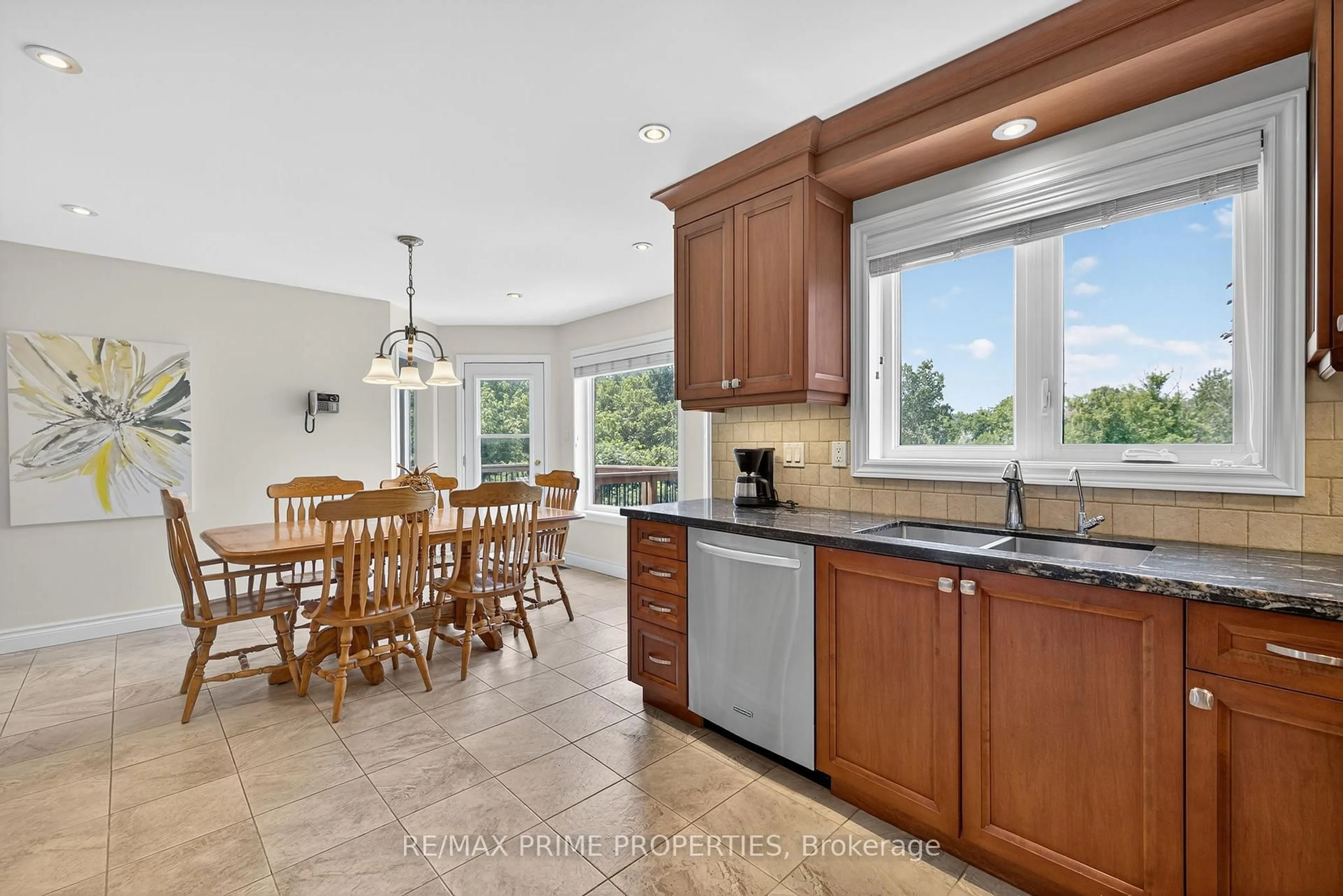 Open concept kitchen, ceramic/tile floor for 396 Devanjan Circ, Newmarket Ontario L3Y 8H5