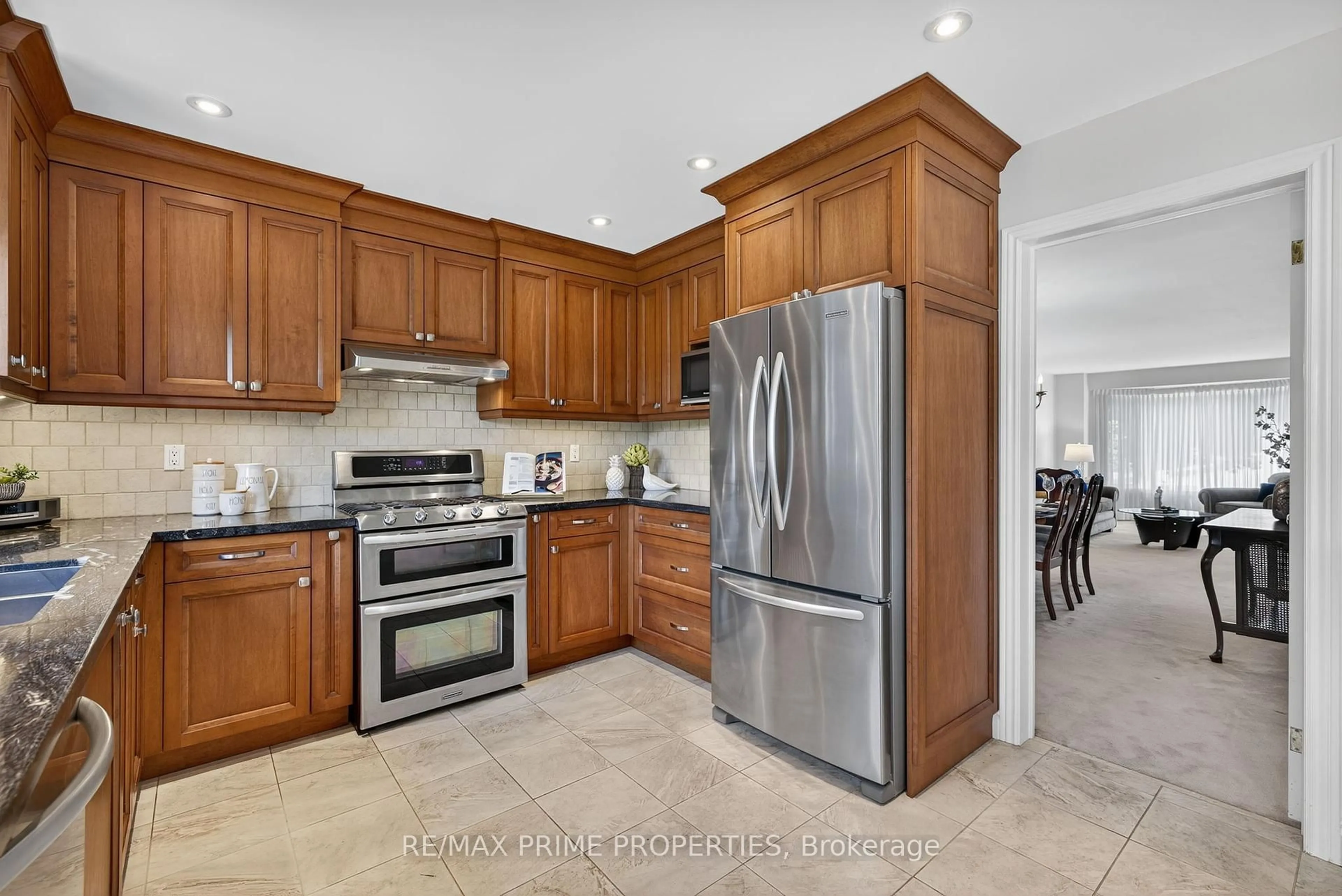 Open concept kitchen, ceramic/tile floor for 396 Devanjan Circ, Newmarket Ontario L3Y 8H5