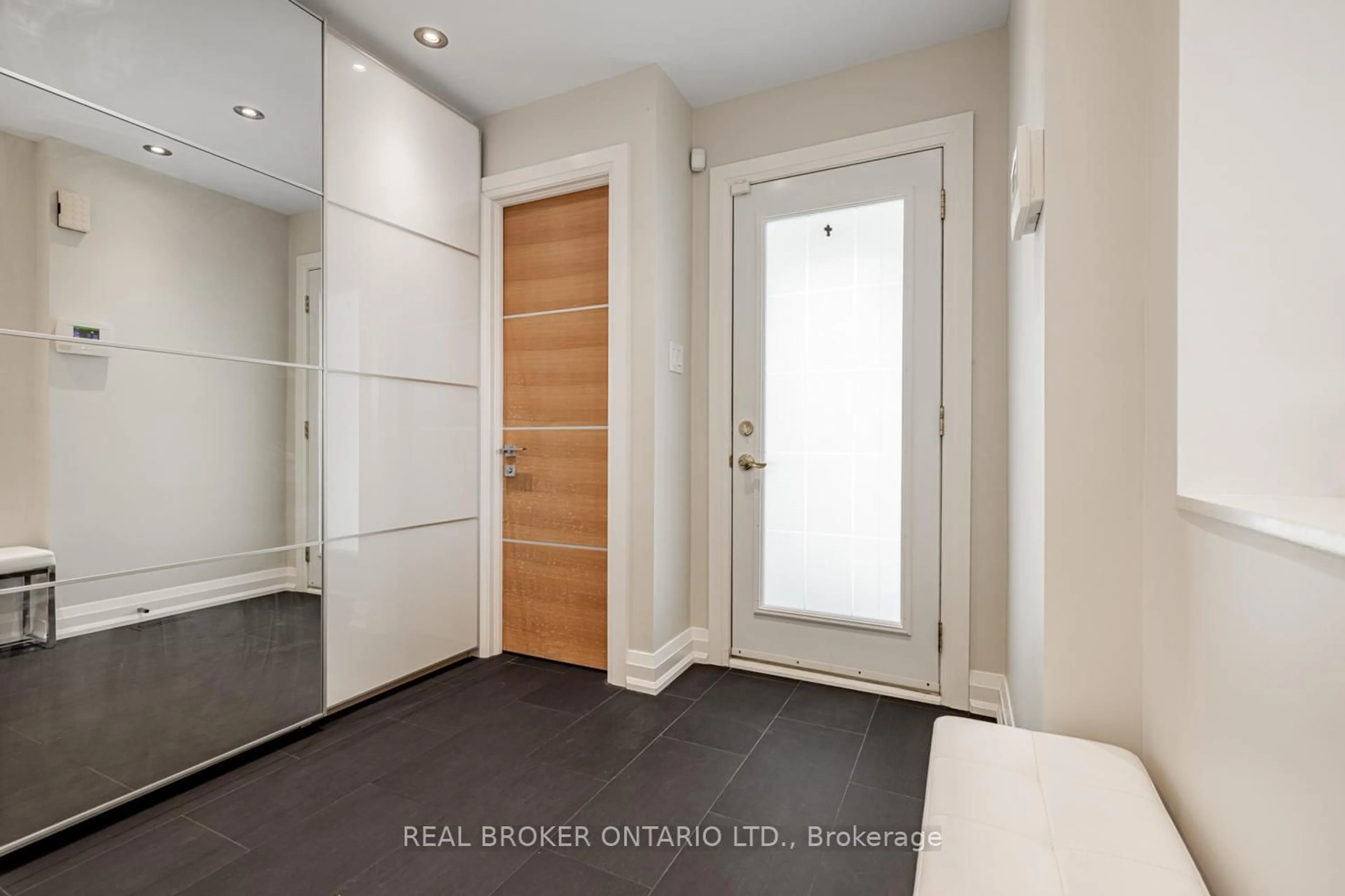Indoor entryway for 57 Glenmanor Way, Vaughan Ontario L4J 3A3