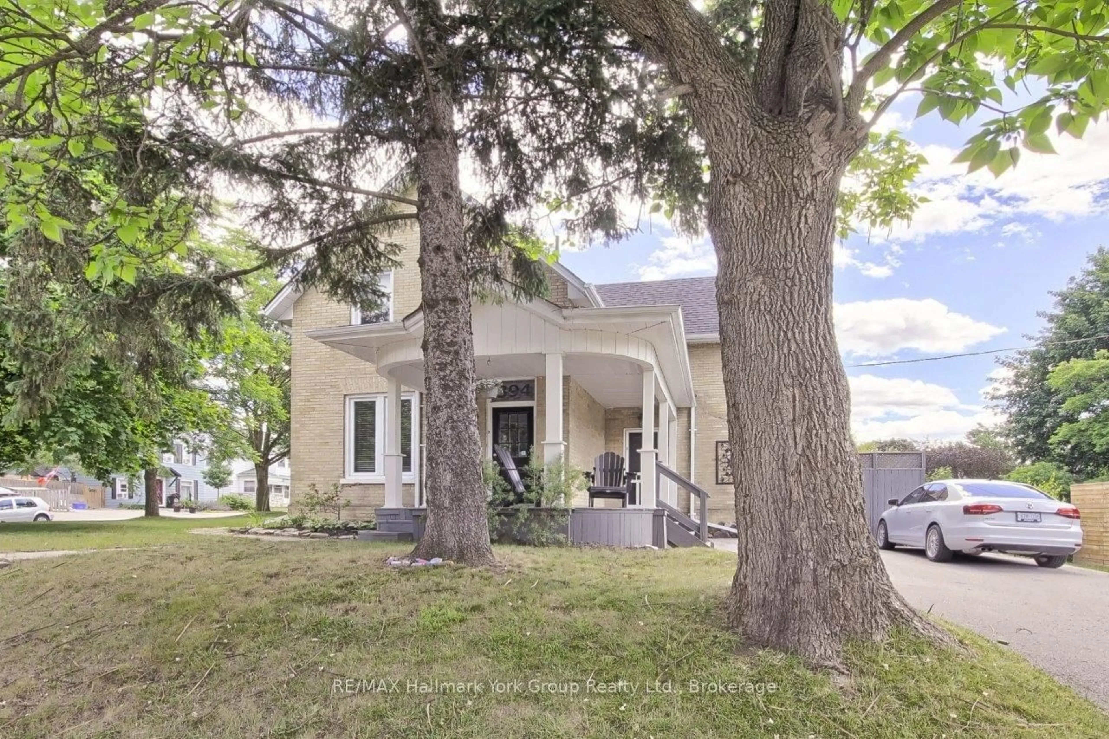 A pic from outside/outdoor area/front of a property/back of a property/a pic from drone, unknown for 394 Eagle St, Newmarket Ontario L3Y 1K4