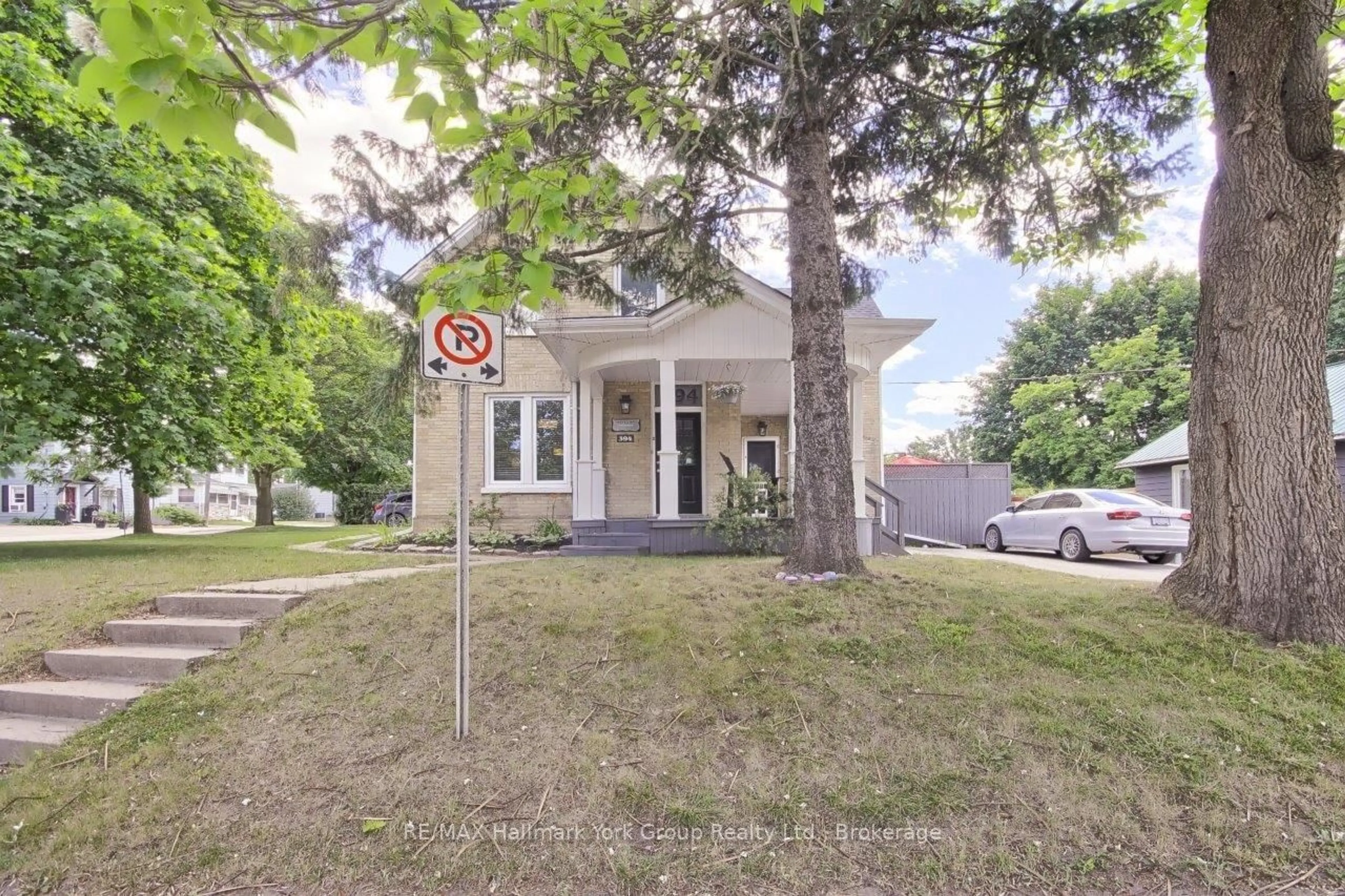 Unknown for 394 Eagle St, Newmarket Ontario L3Y 1K4