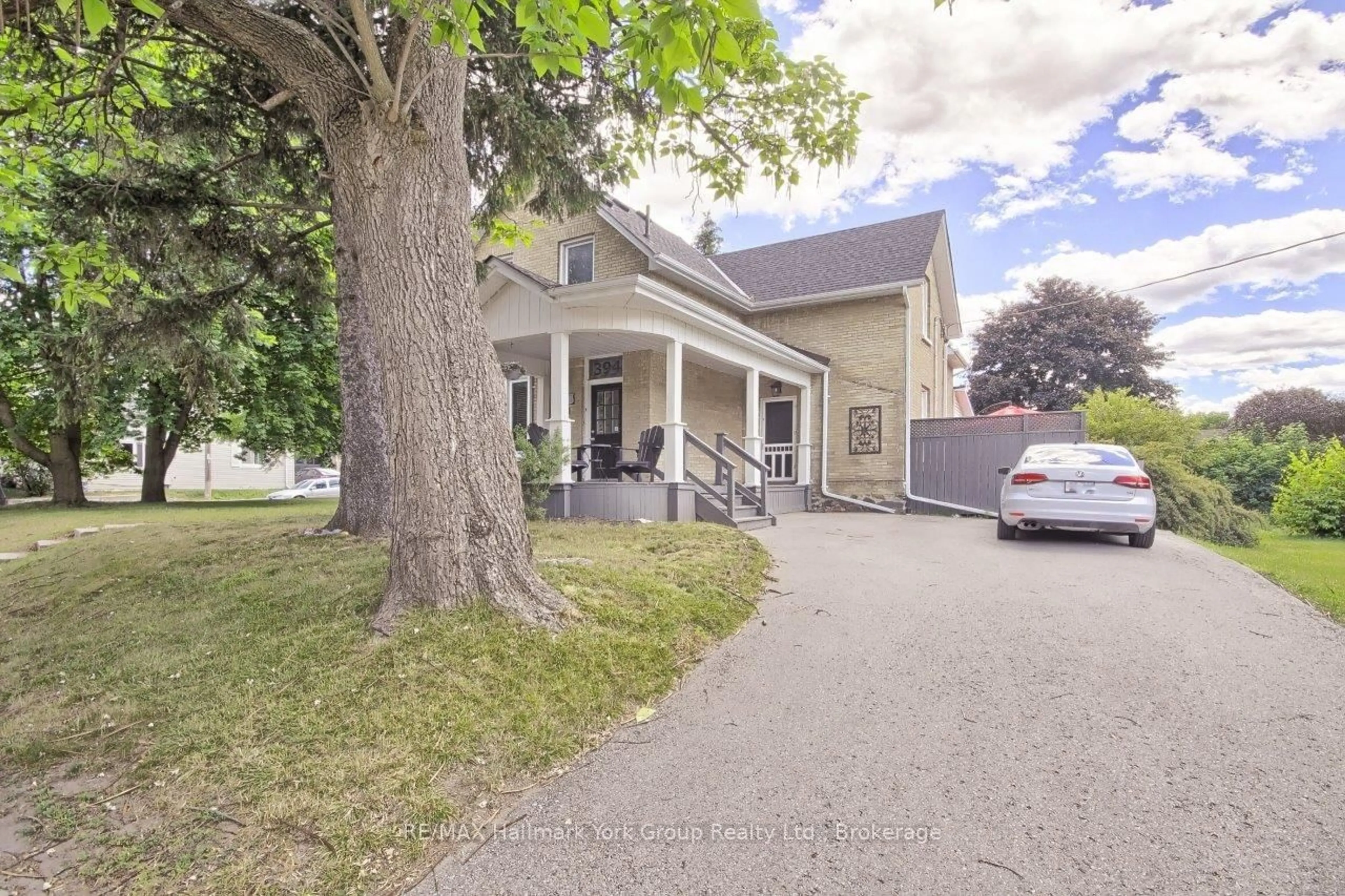 A pic from outside/outdoor area/front of a property/back of a property/a pic from drone, street for 394 Eagle St, Newmarket Ontario L3Y 1K4
