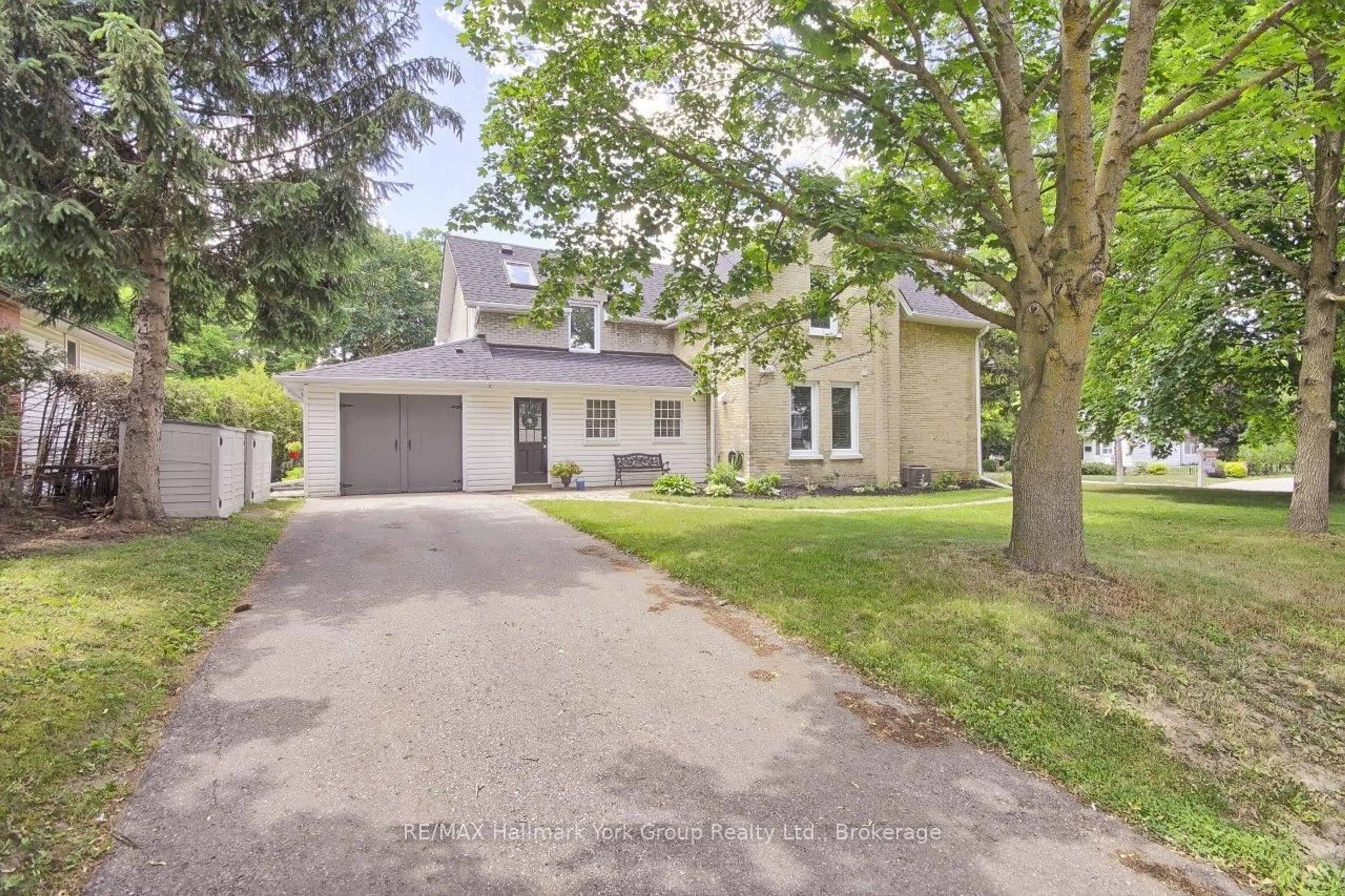A pic from outside/outdoor area/front of a property/back of a property/a pic from drone, street for 394 Eagle St, Newmarket Ontario L3Y 1K4