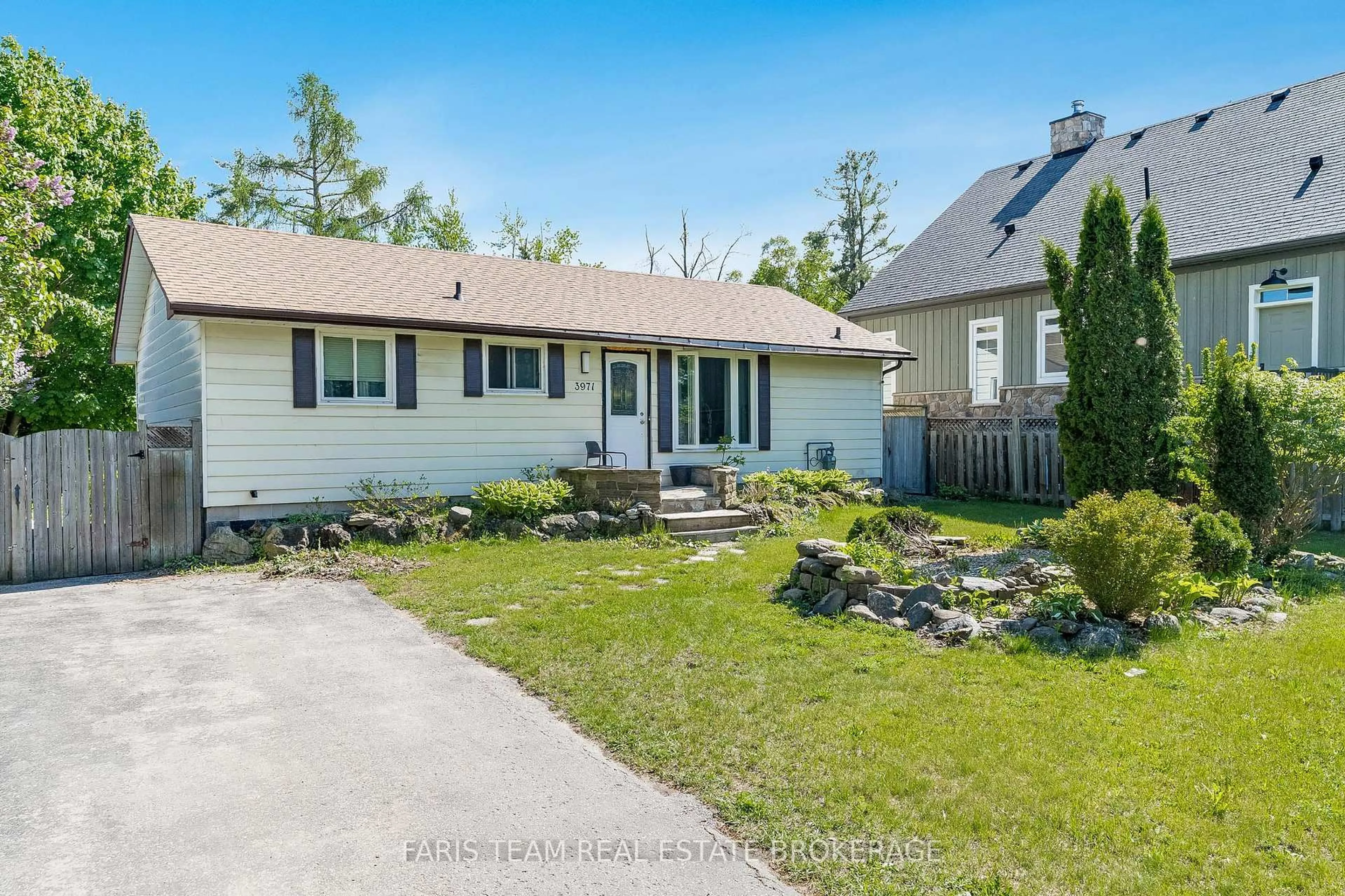 A pic from outside/outdoor area/front of a property/back of a property/a pic from drone, street for 3971 Guest Rd, Innisfil Ontario L9S 2T3