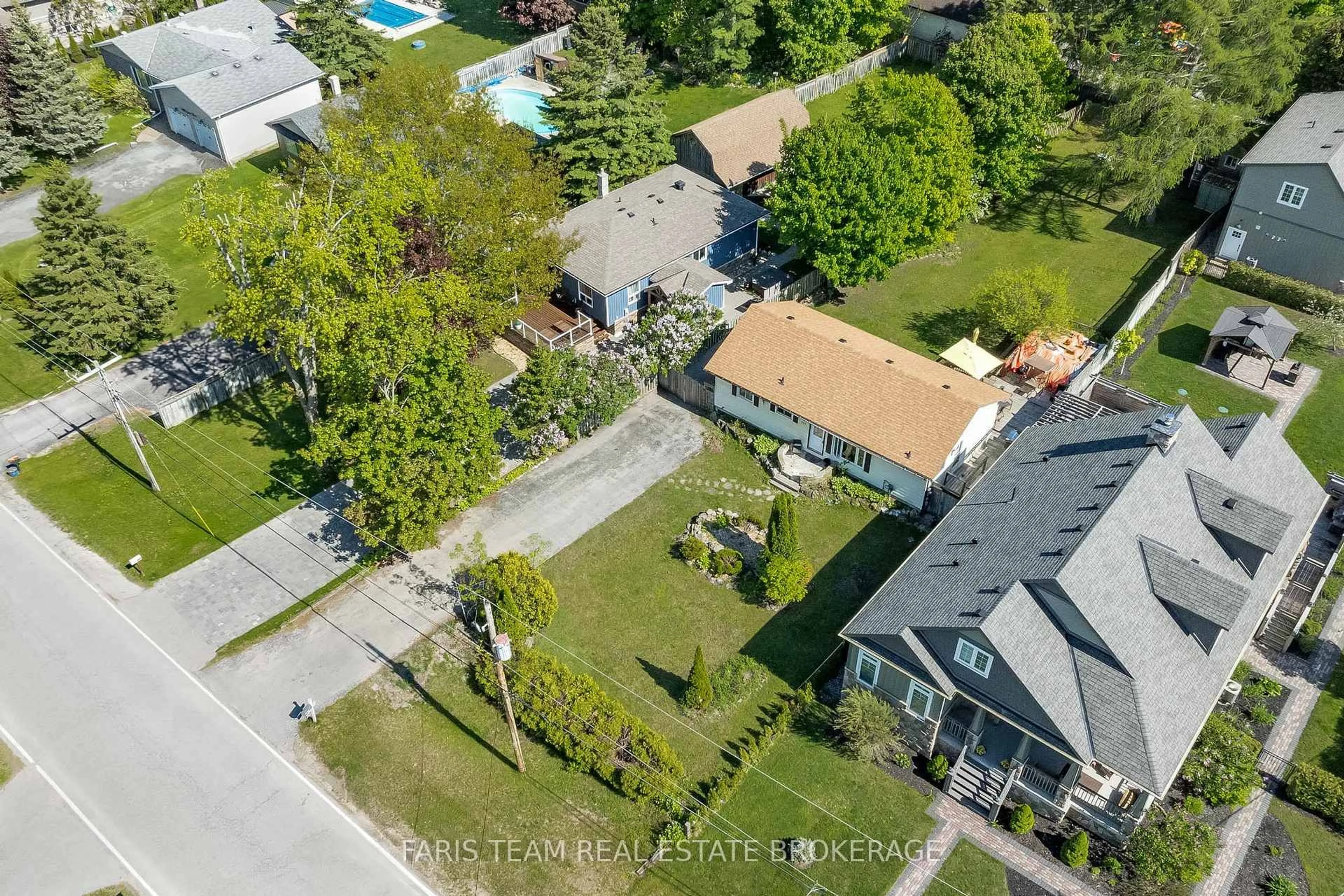 A pic from outside/outdoor area/front of a property/back of a property/a pic from drone, street for 3971 Guest Rd, Innisfil Ontario L9S 2T3