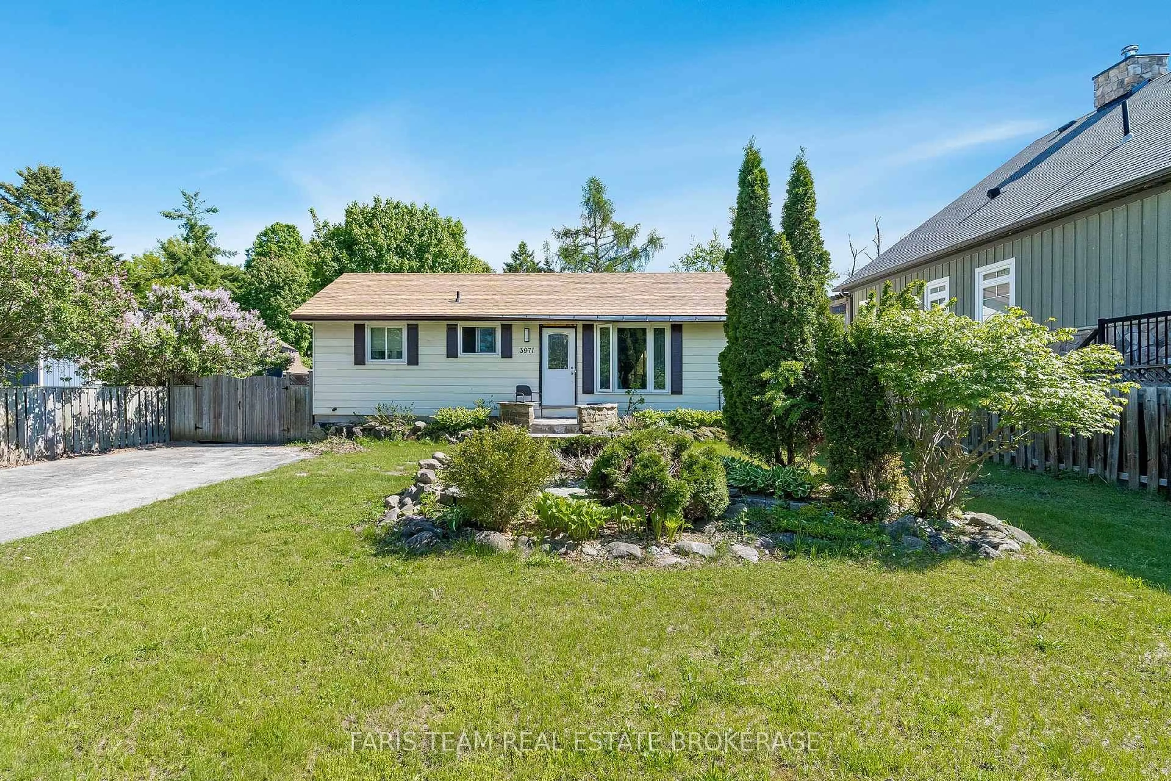 A pic from outside/outdoor area/front of a property/back of a property/a pic from drone, street for 3971 Guest Rd, Innisfil Ontario L9S 2T3