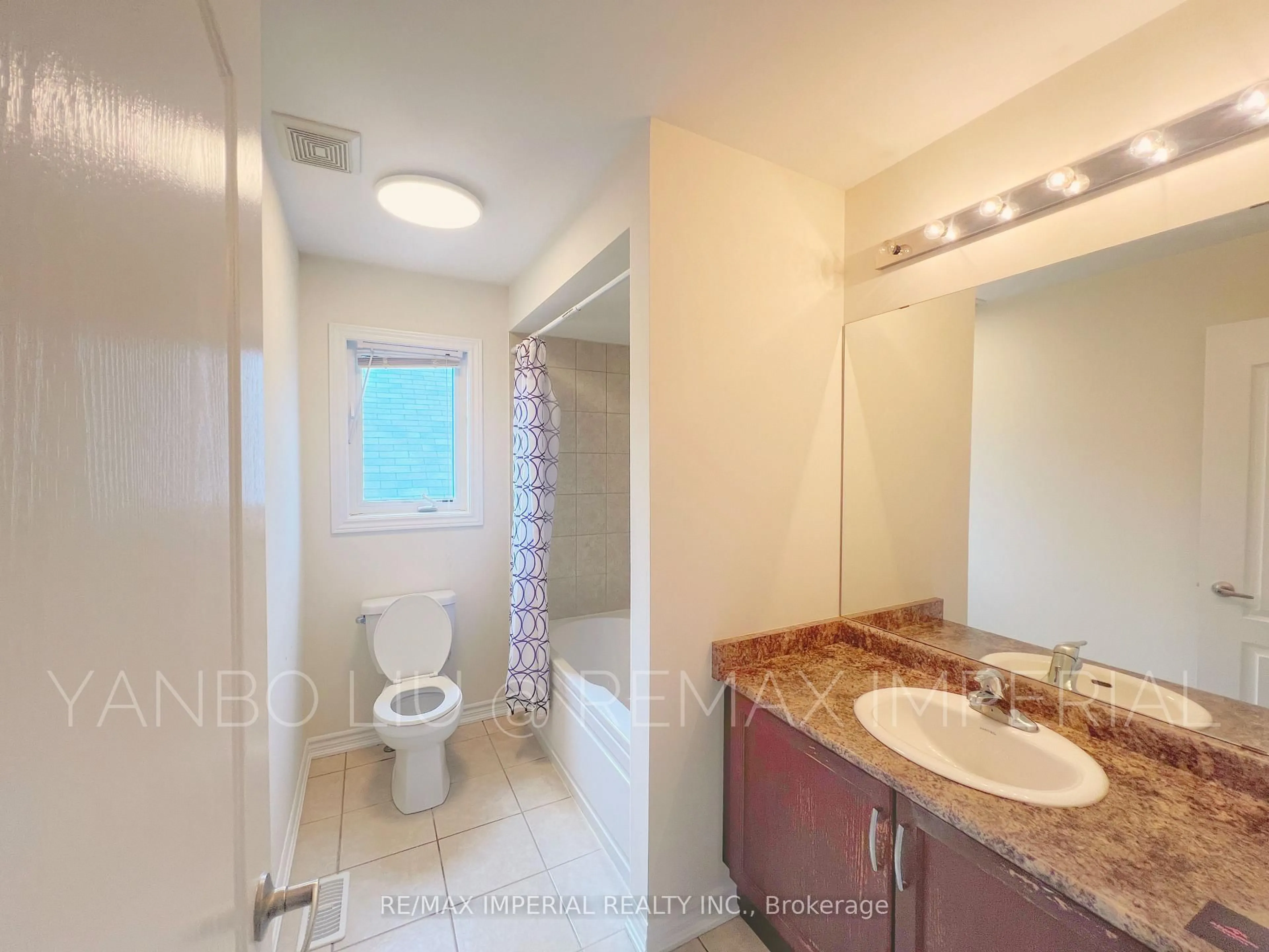 Standard bathroom, unknown for 155 Art West Ave, Newmarket Ontario L3X 0C1