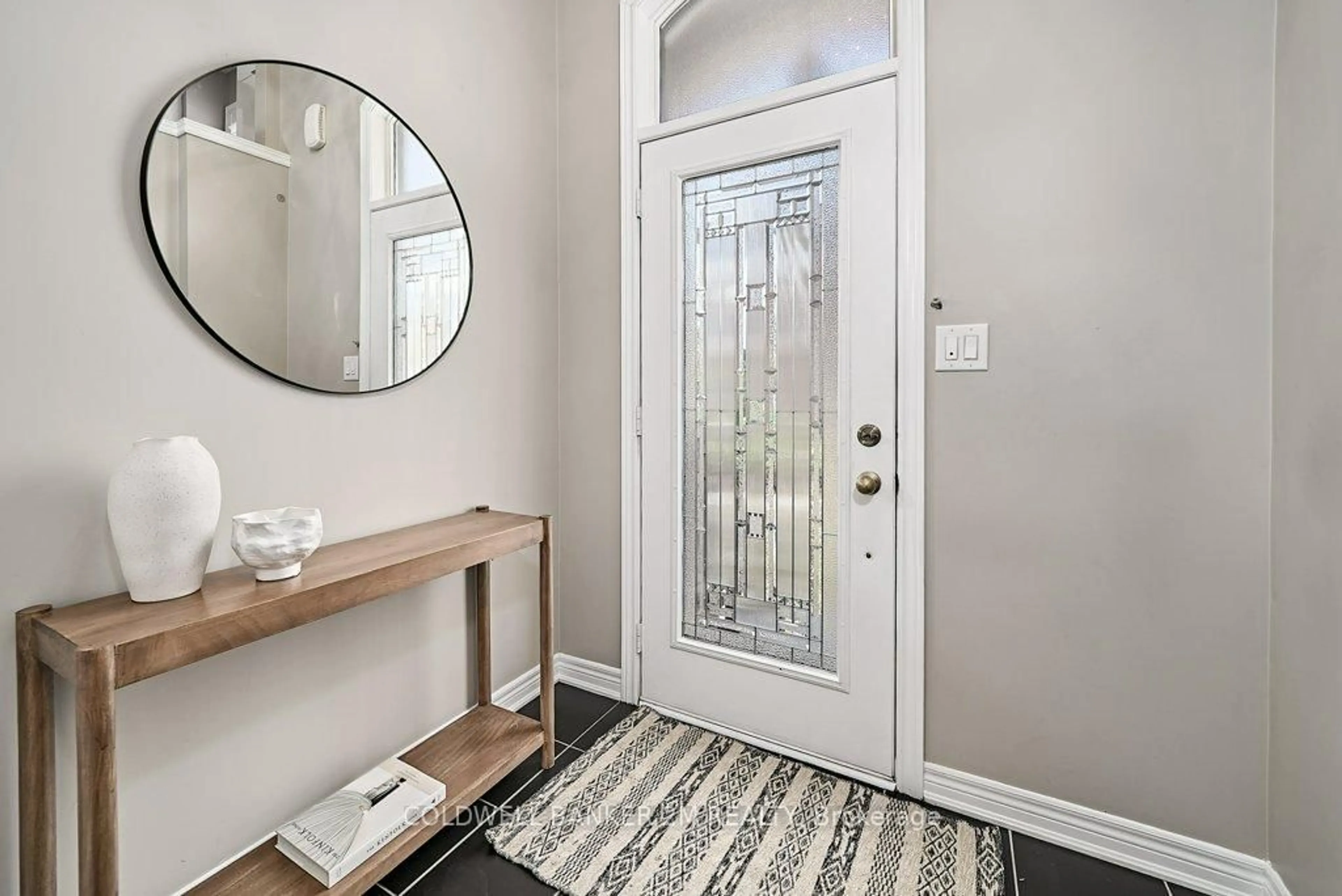 Indoor entryway for 360 Doak Lane, Newmarket Ontario L3Y 0A7
