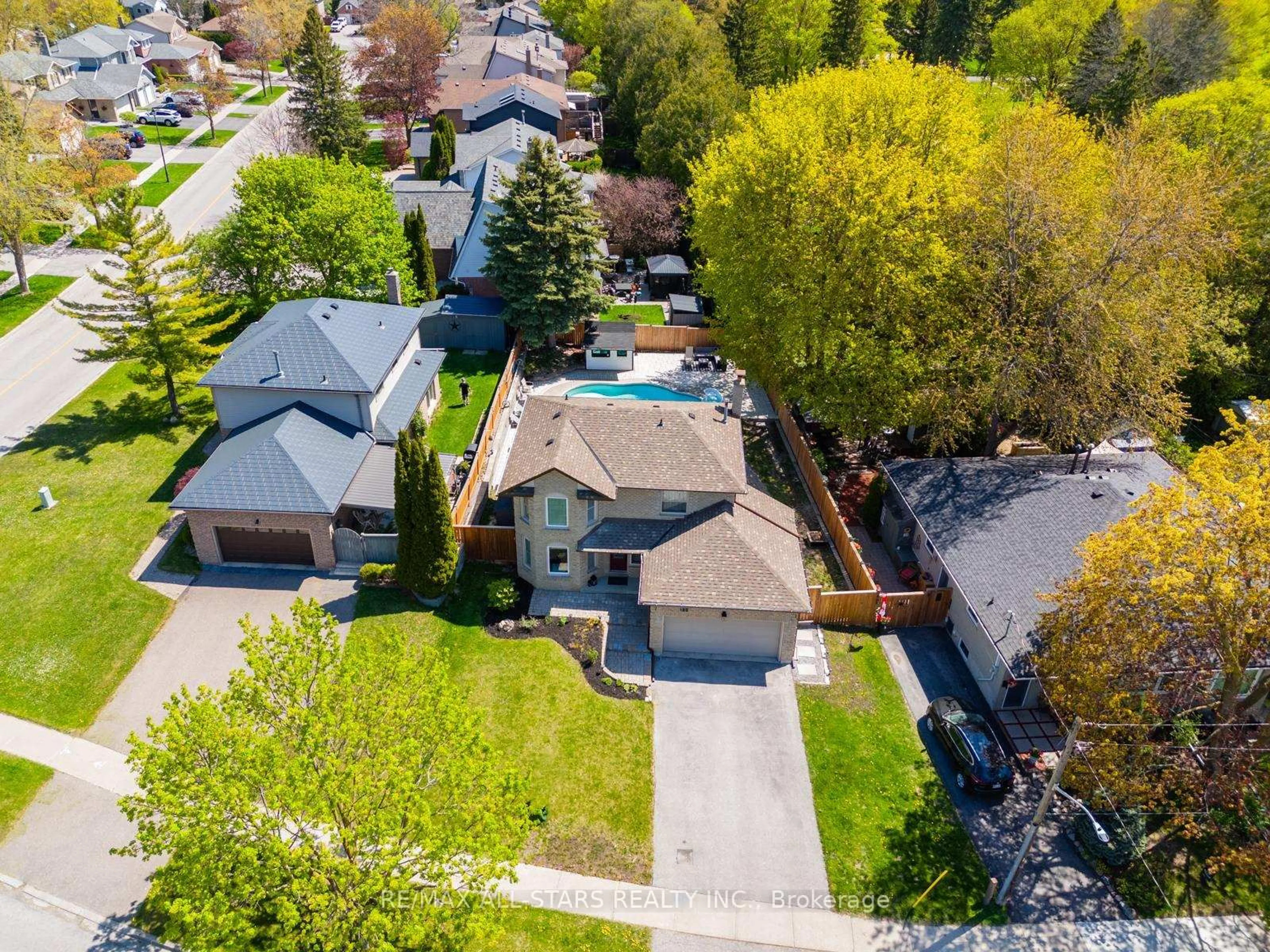 A pic from outside/outdoor area/front of a property/back of a property/a pic from drone, street for 155 Willow Lane, Newmarket Ontario L3Y 4J1