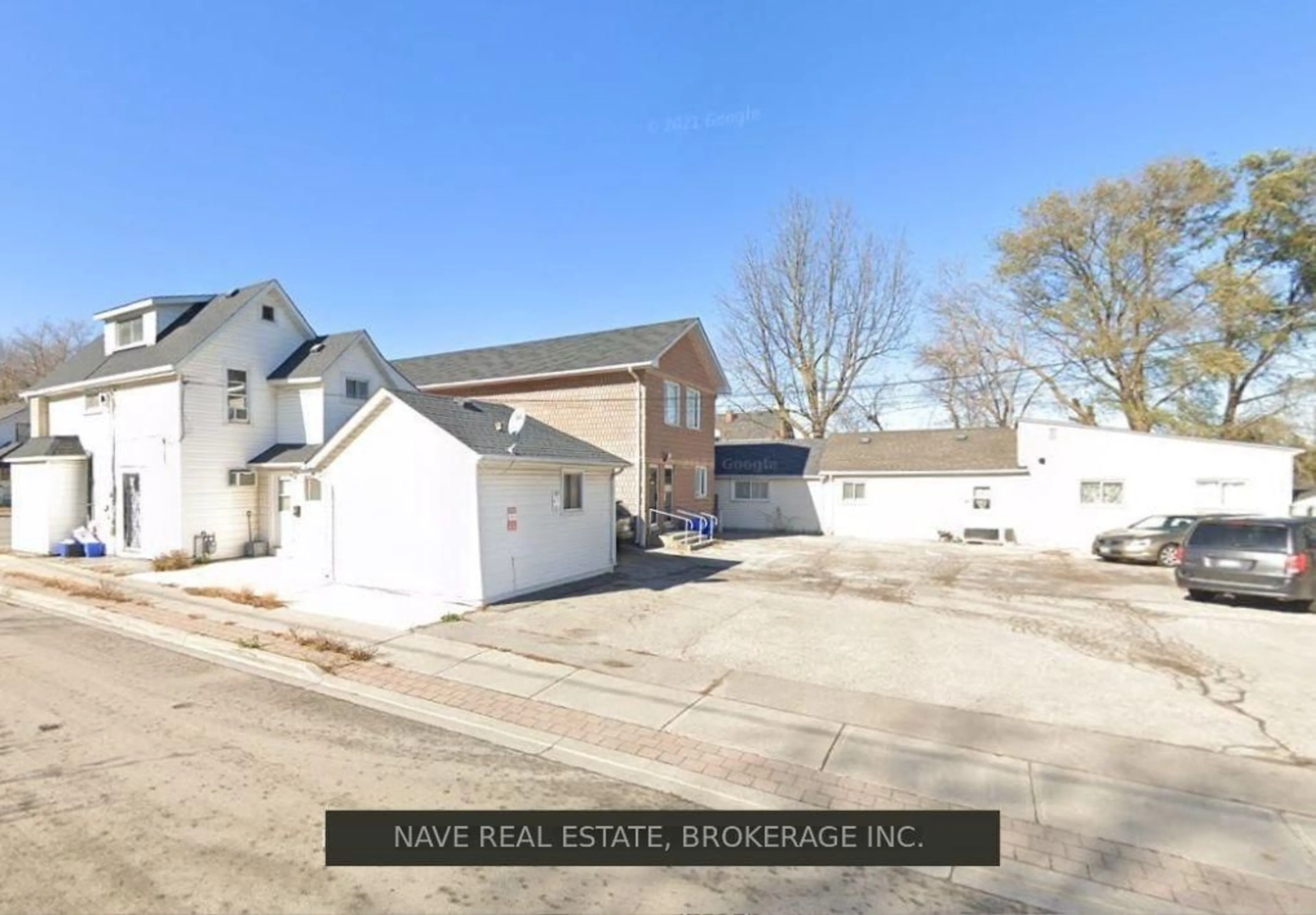 A pic from outside/outdoor area/front of a property/back of a property/a pic from drone, street for 21 Main St, Newmarket Ontario L3Y 3Y1
