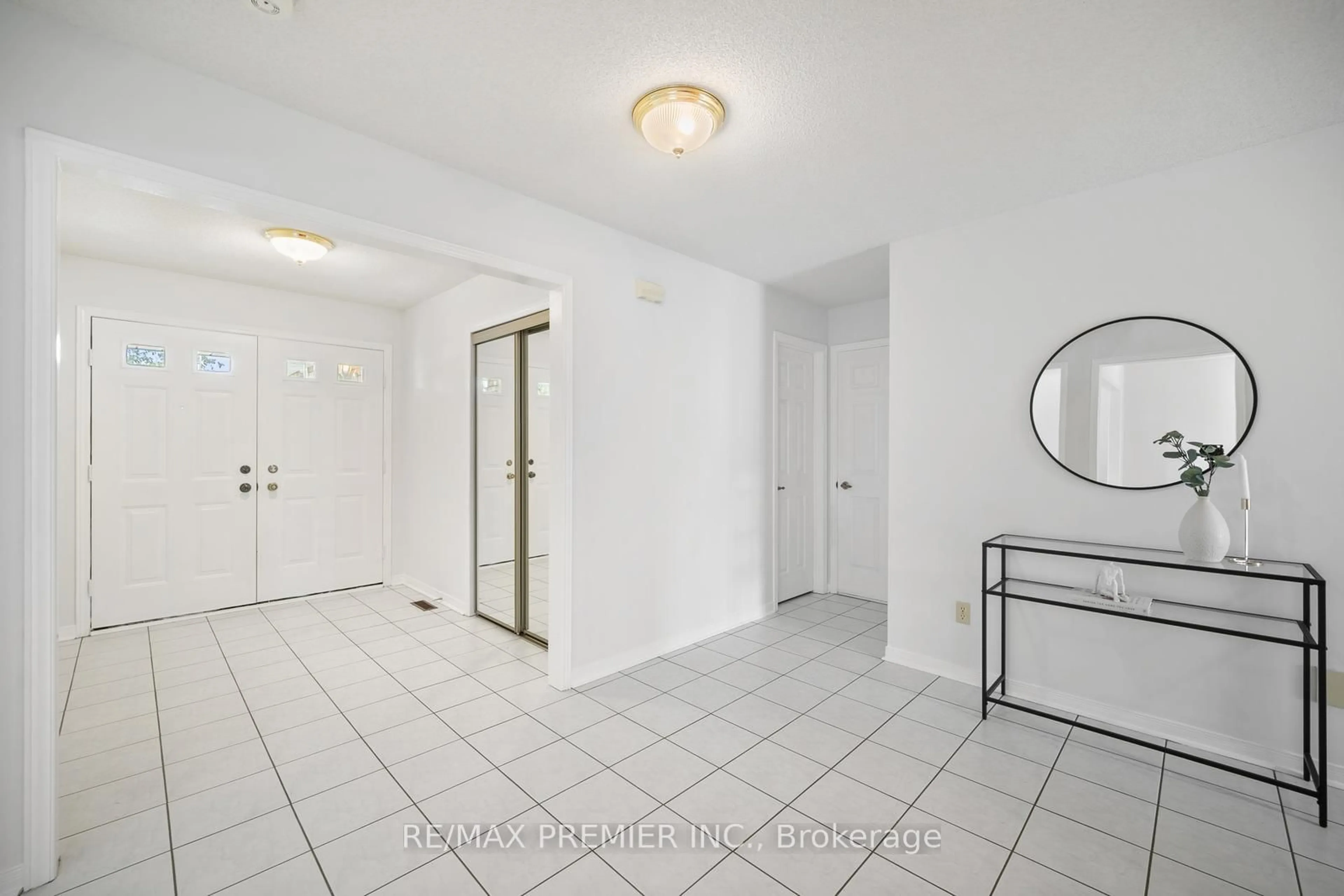 Indoor entryway for 258 Mapes Ave, Vaughan Ontario L4L 8R7