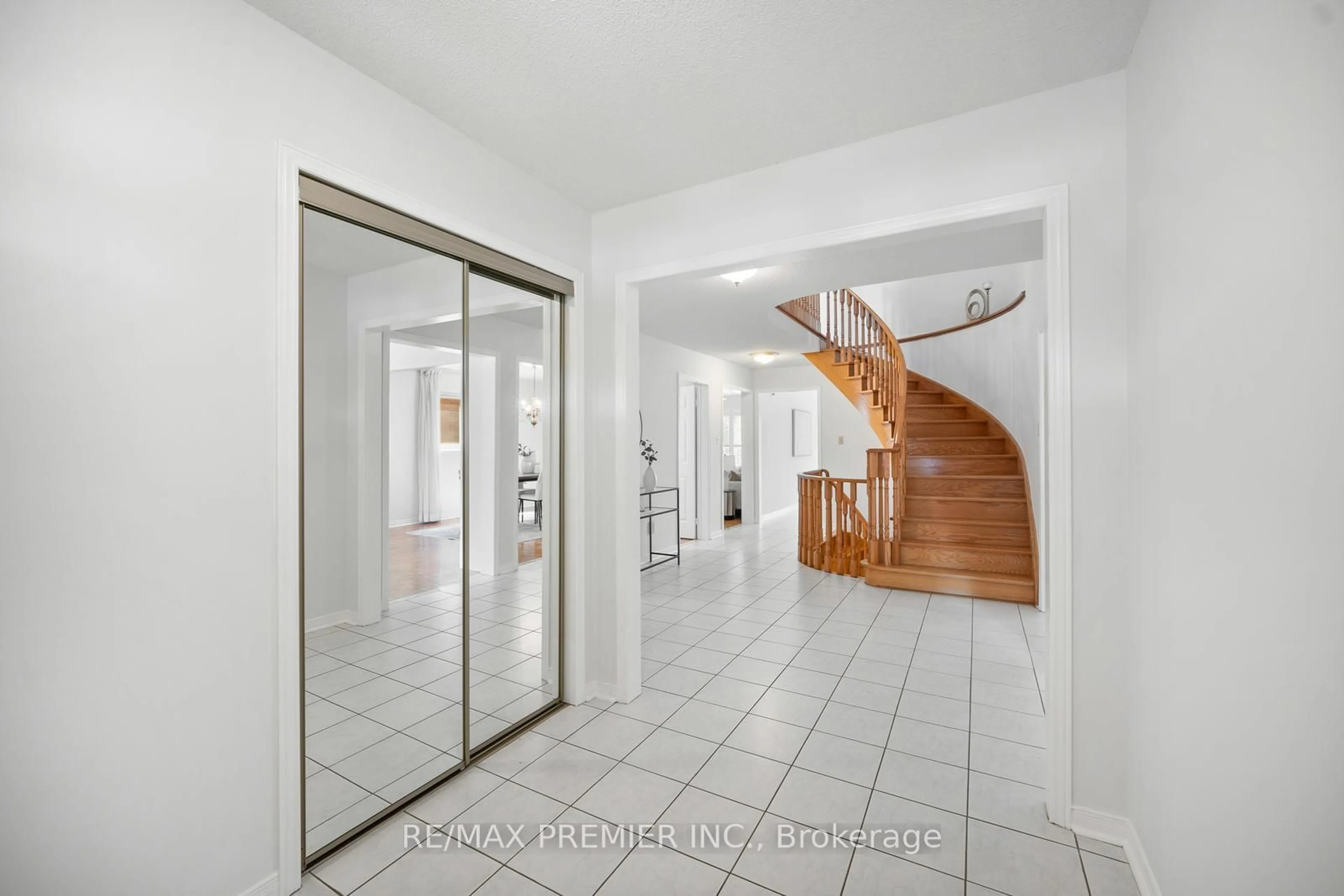 Indoor foyer for 258 Mapes Ave, Vaughan Ontario L4L 8R7