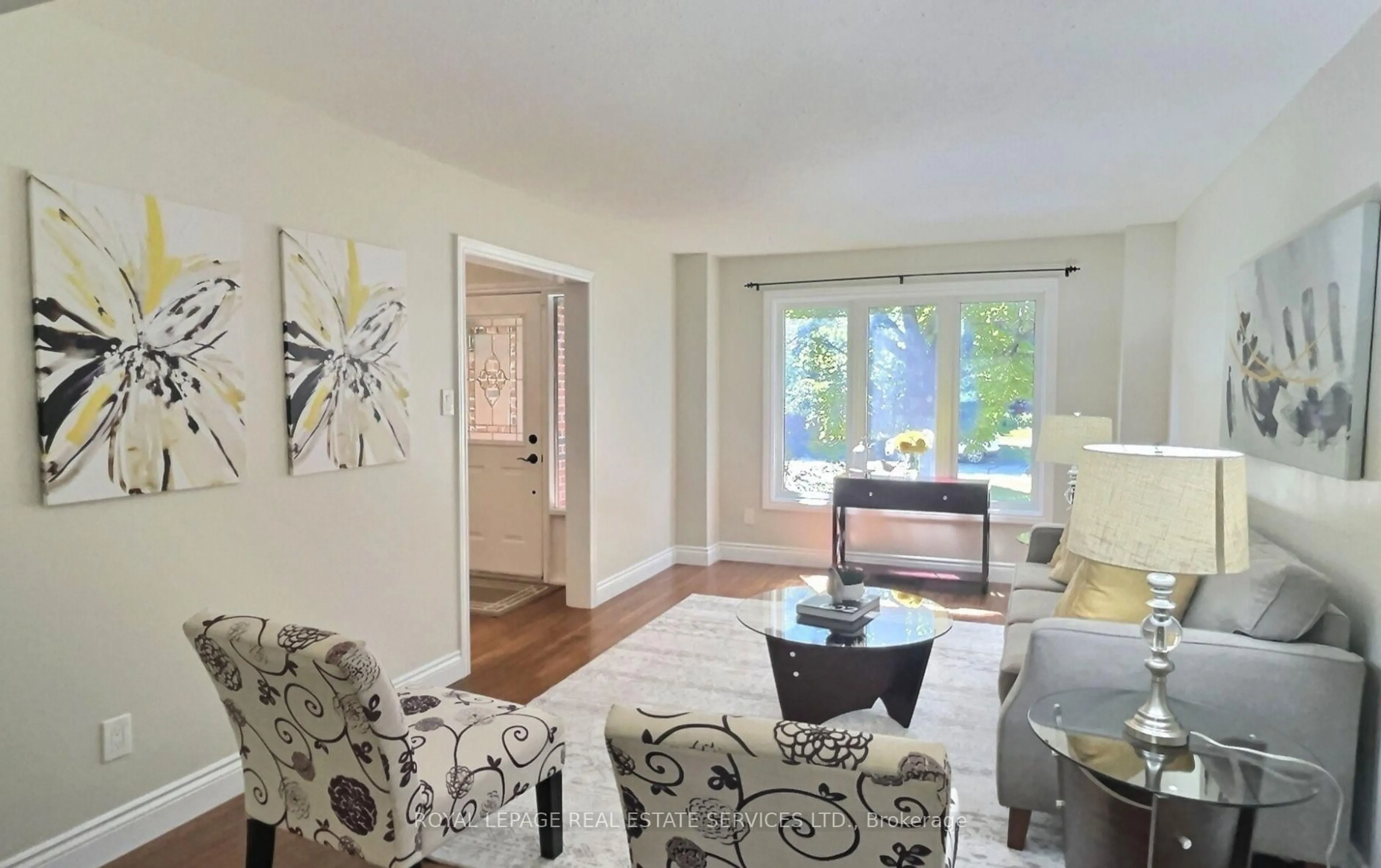 Living room with furniture, unknown for 79 Doris Cres, Newmarket Ontario L3Y 7V5