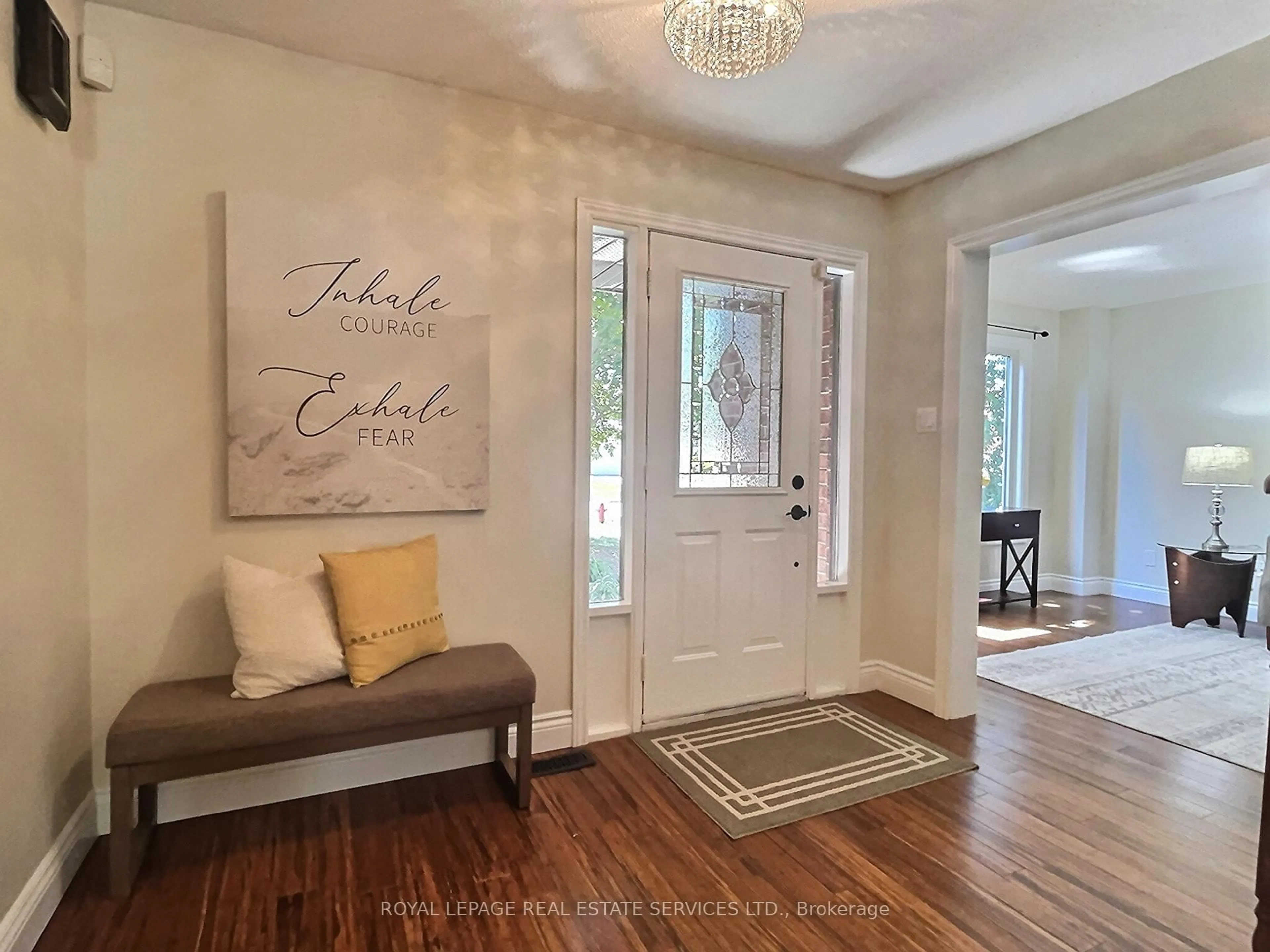 Indoor entryway for 79 Doris Cres, Newmarket Ontario L3Y 7V5