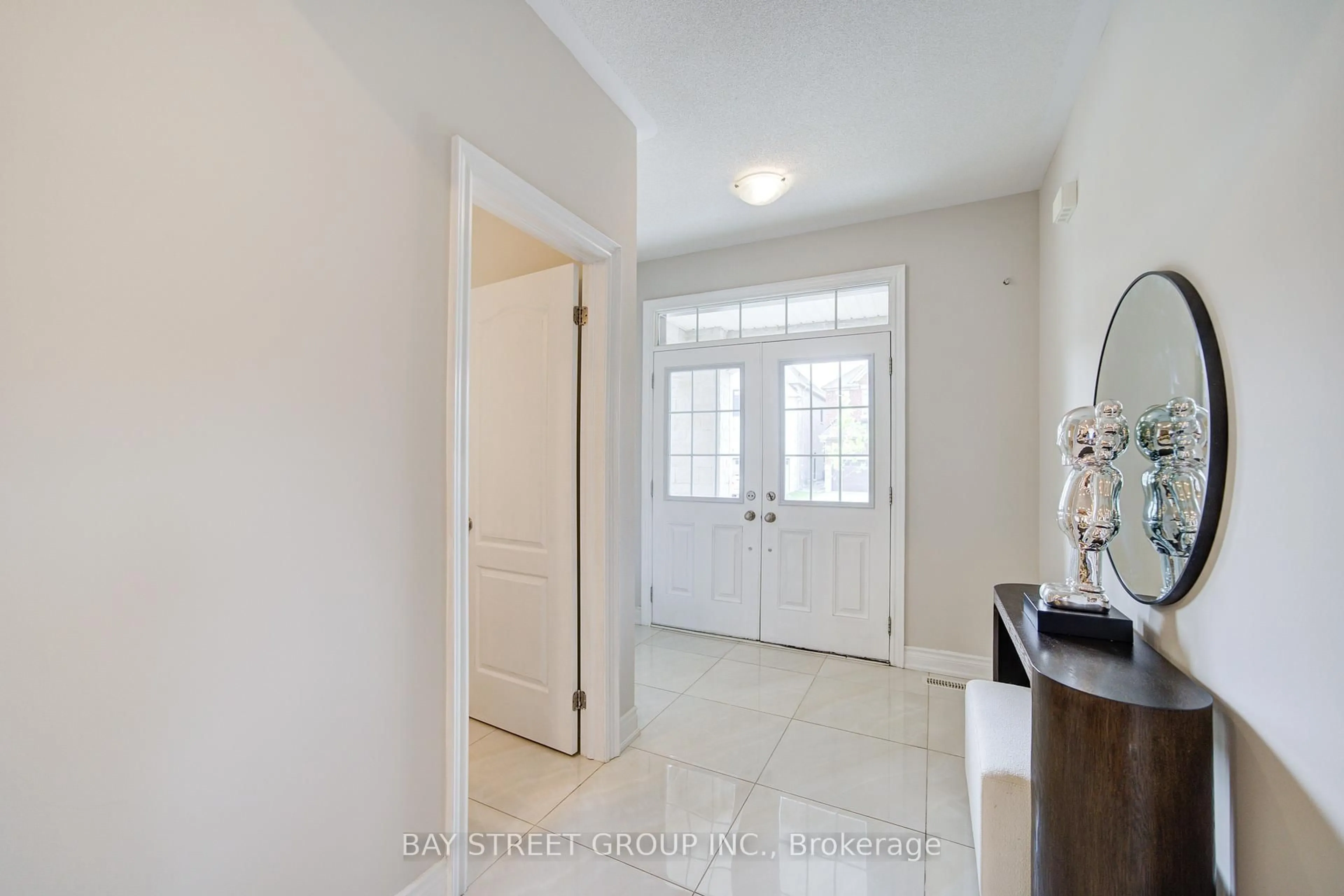 Indoor entryway for 7 Yarrow Lane, East Gwillimbury Ontario L9N 0T4