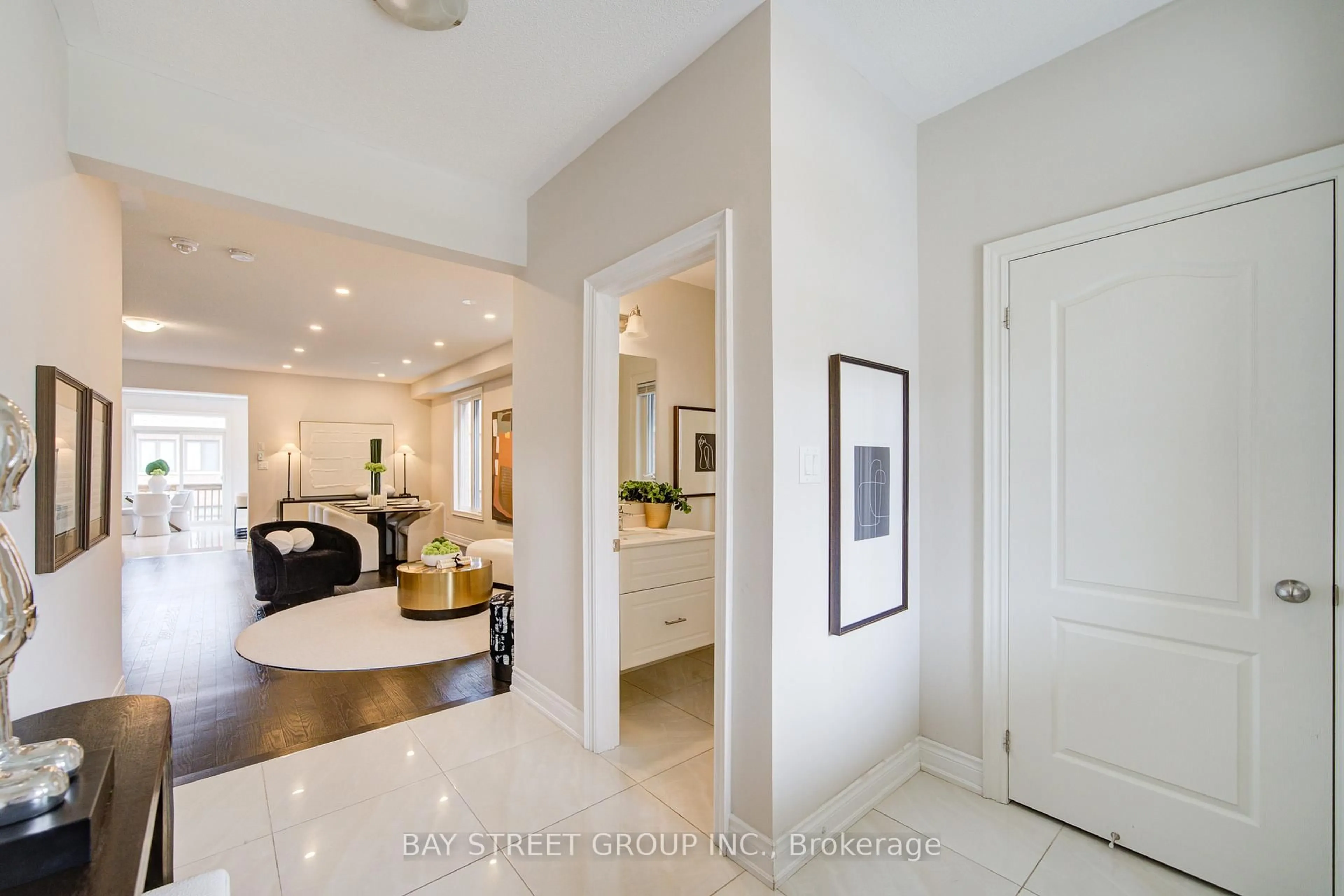 Indoor entryway for 7 Yarrow Lane, East Gwillimbury Ontario L9N 0T4