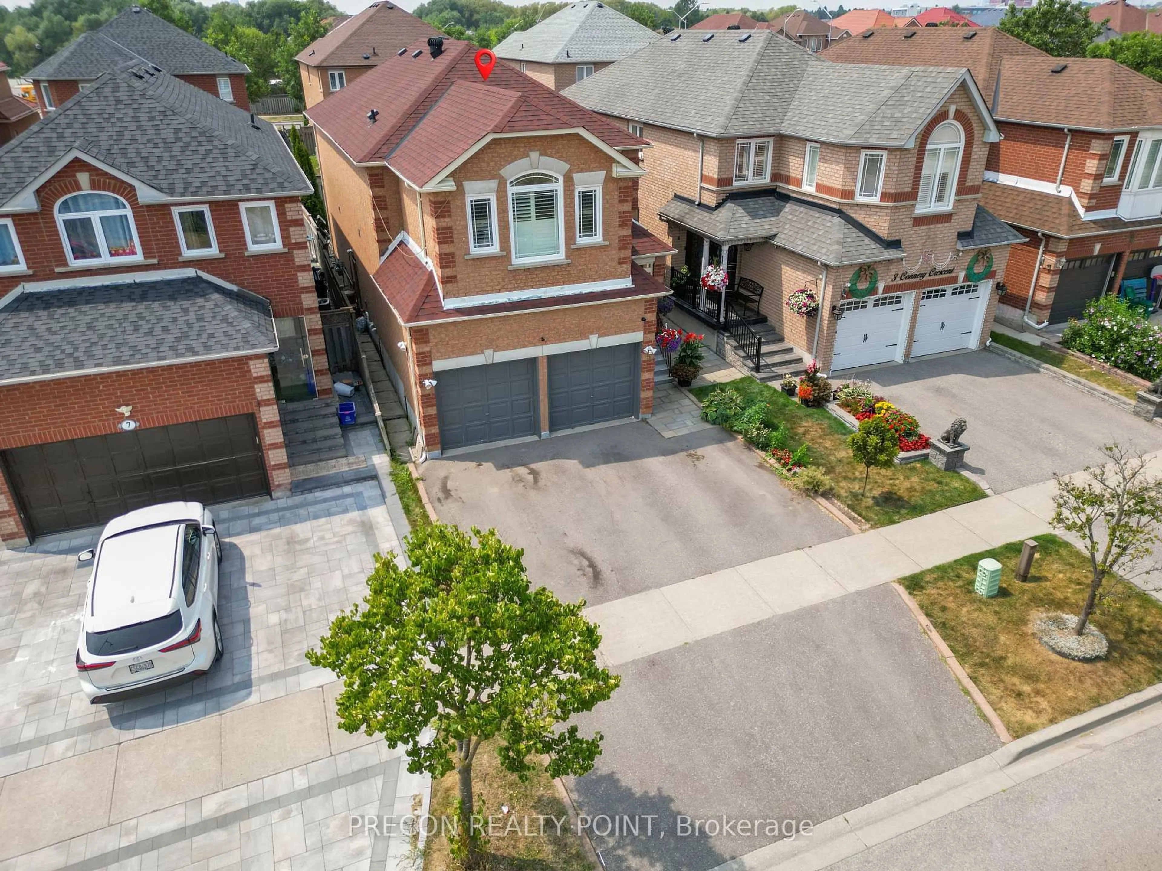 A pic from outside/outdoor area/front of a property/back of a property/a pic from drone, street for 5 Connery Cres, Markham Ontario L3S 4E5