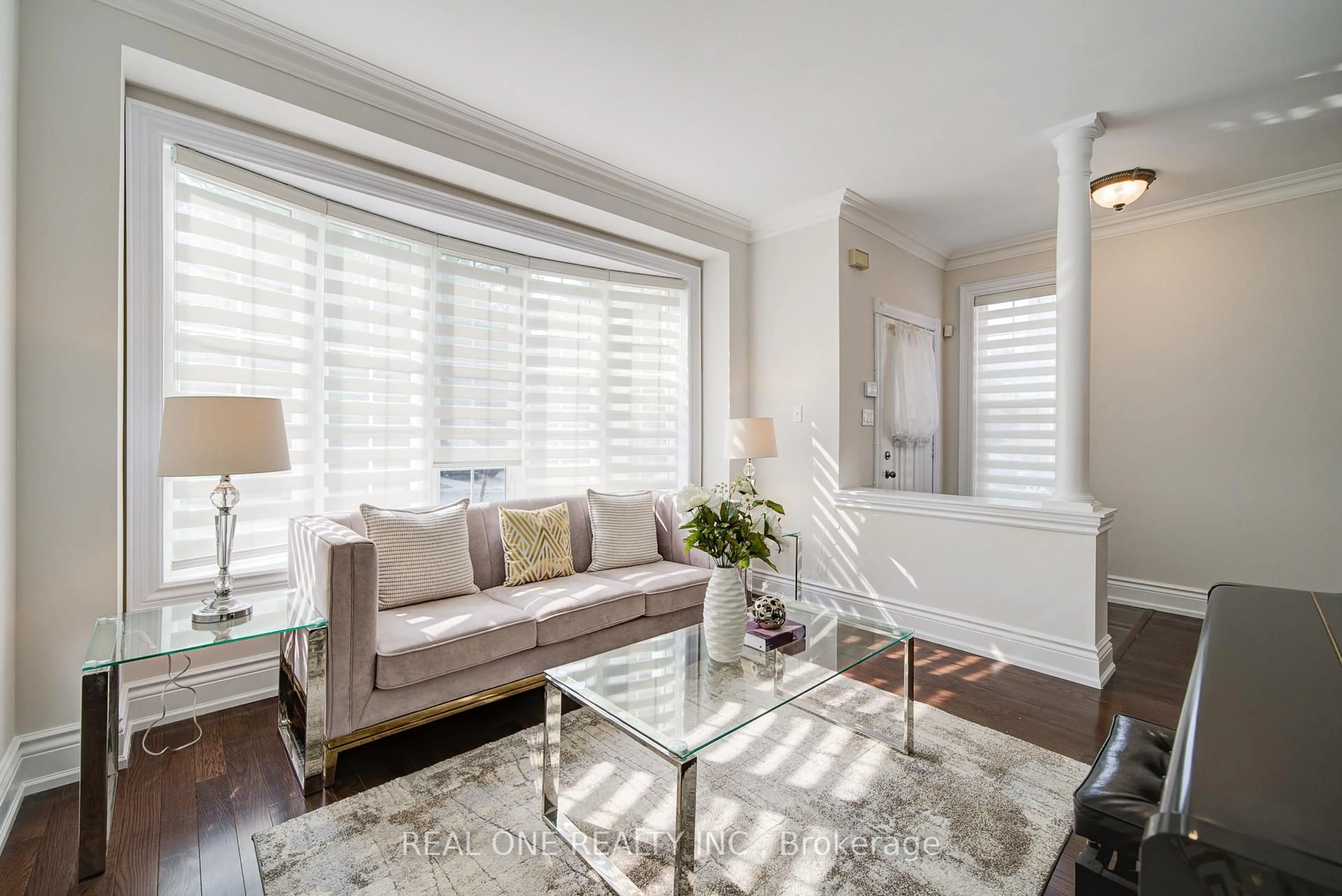 Living room with furniture, unknown for 21 Moraine Ridge Dr, Richmond Hill Ontario L4E 4S8