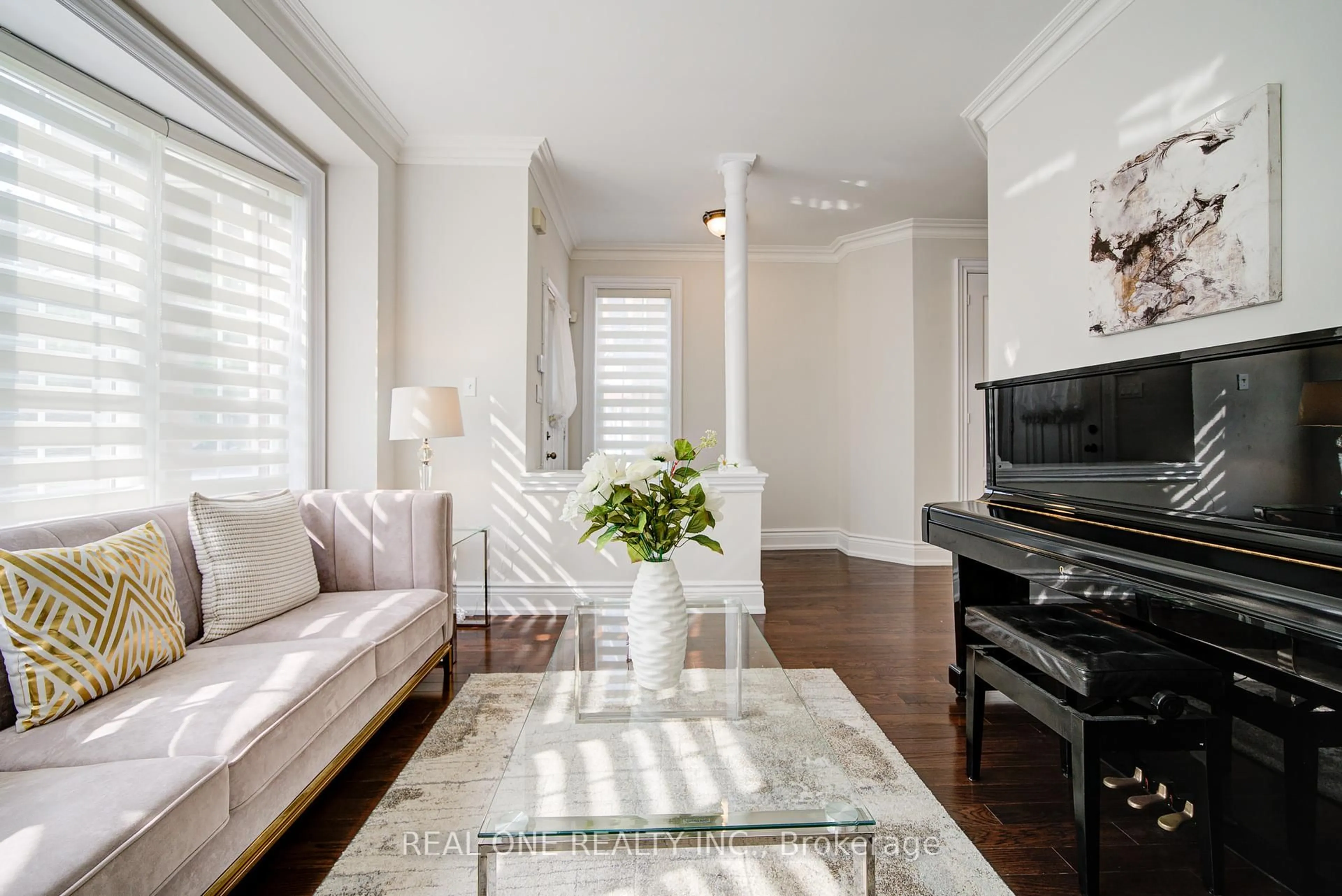 Living room with furniture, unknown for 21 Moraine Ridge Dr, Richmond Hill Ontario L4E 4S8