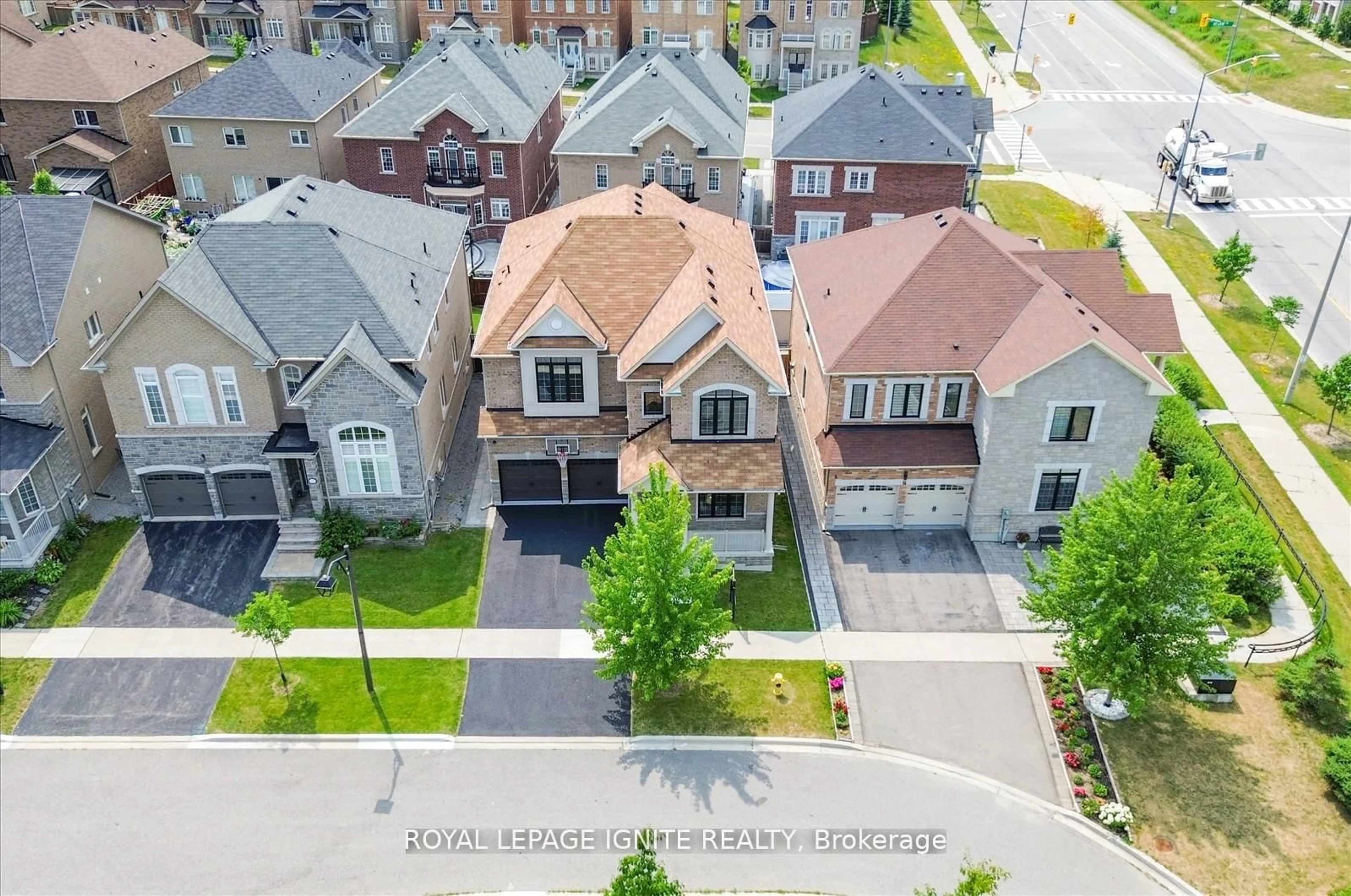A pic from outside/outdoor area/front of a property/back of a property/a pic from drone, street for 12 Warton Crt, Markham Ontario L6E 2G1