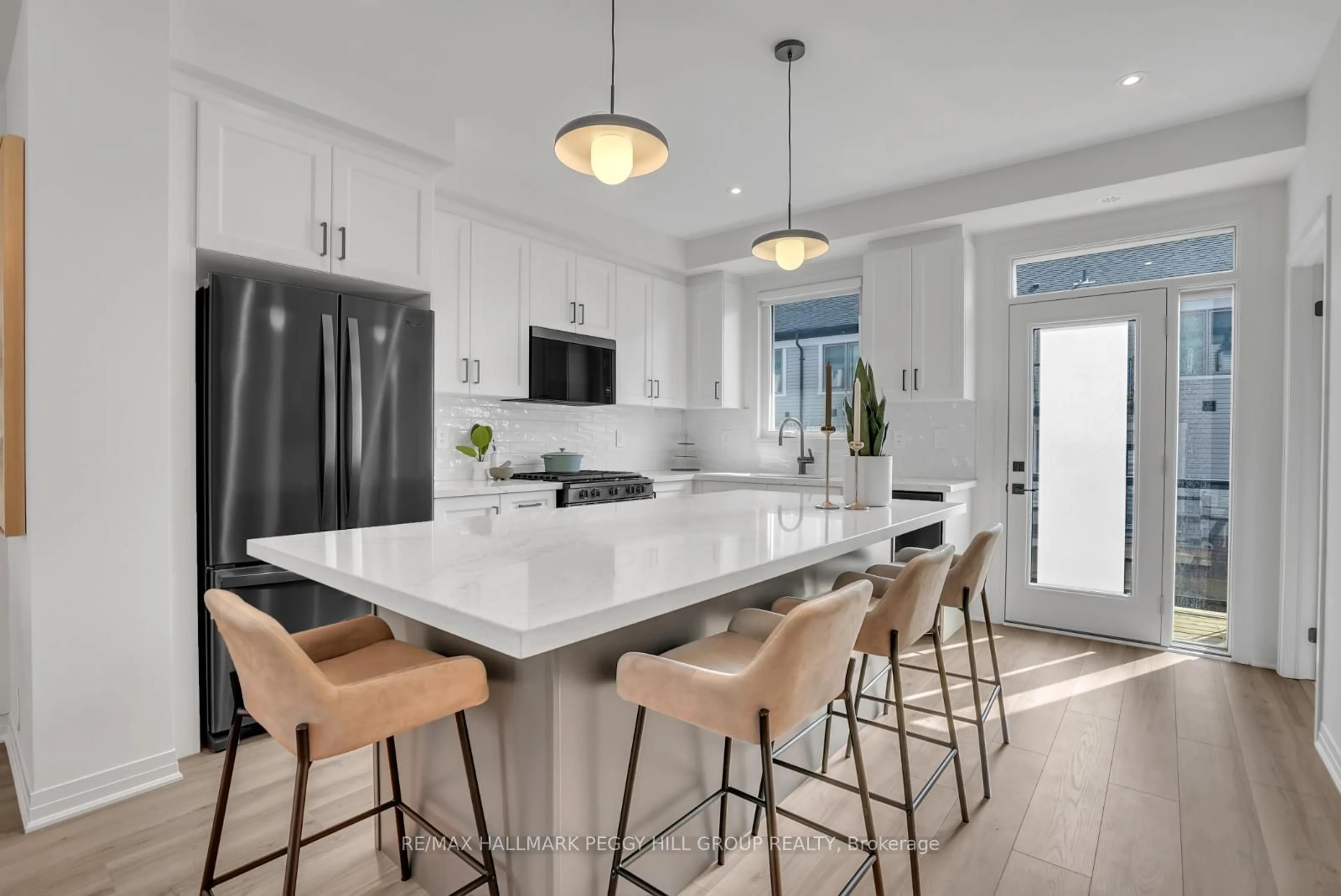 Open concept kitchen, ceramic/tile floor for 44 Brandon Cres, New Tecumseth Ontario L0G 1W0