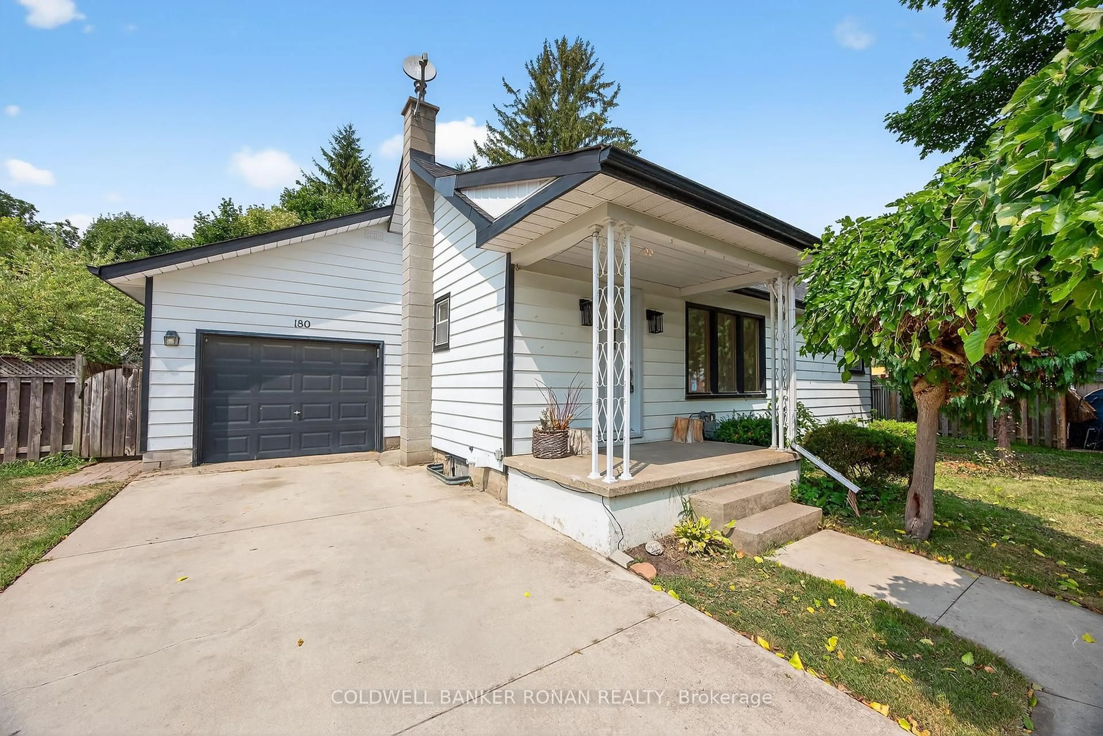 Home with vinyl exterior material, street for 180 Wellington St, New Tecumseth Ontario L9R 1G5