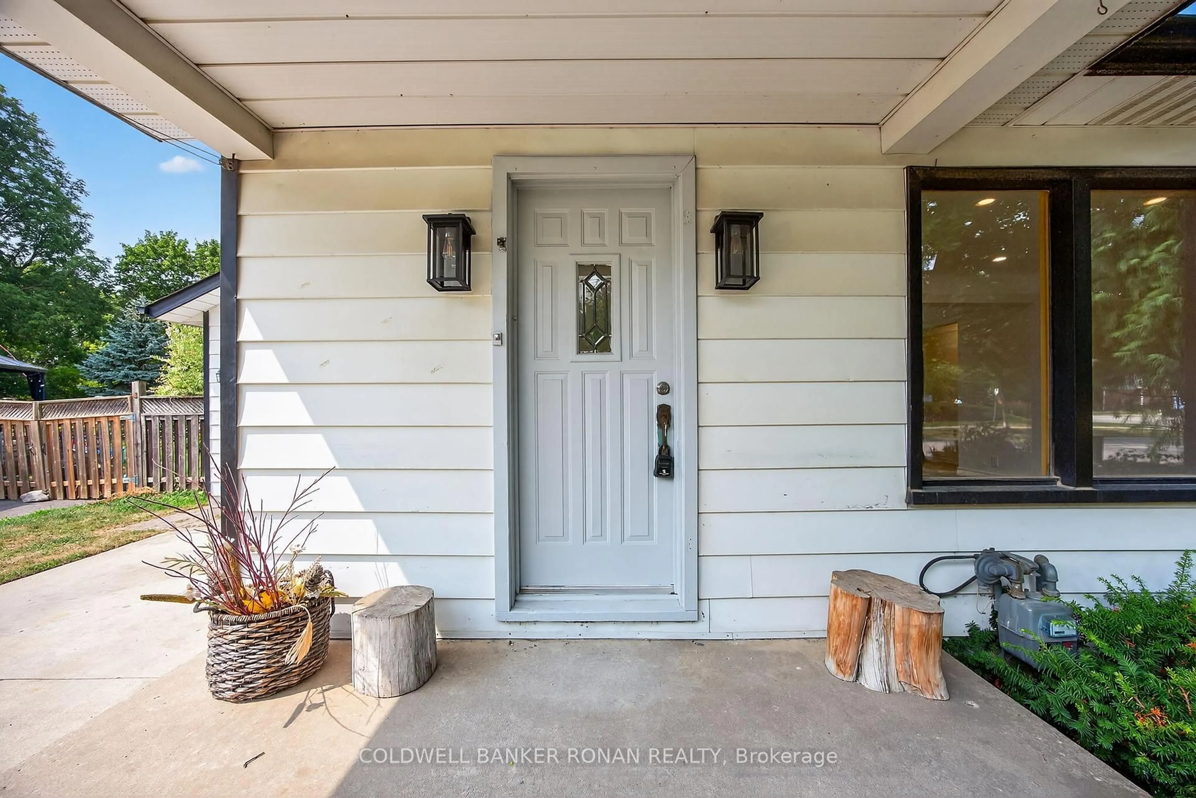 Indoor entryway for 180 Wellington St, New Tecumseth Ontario L9R 1G5