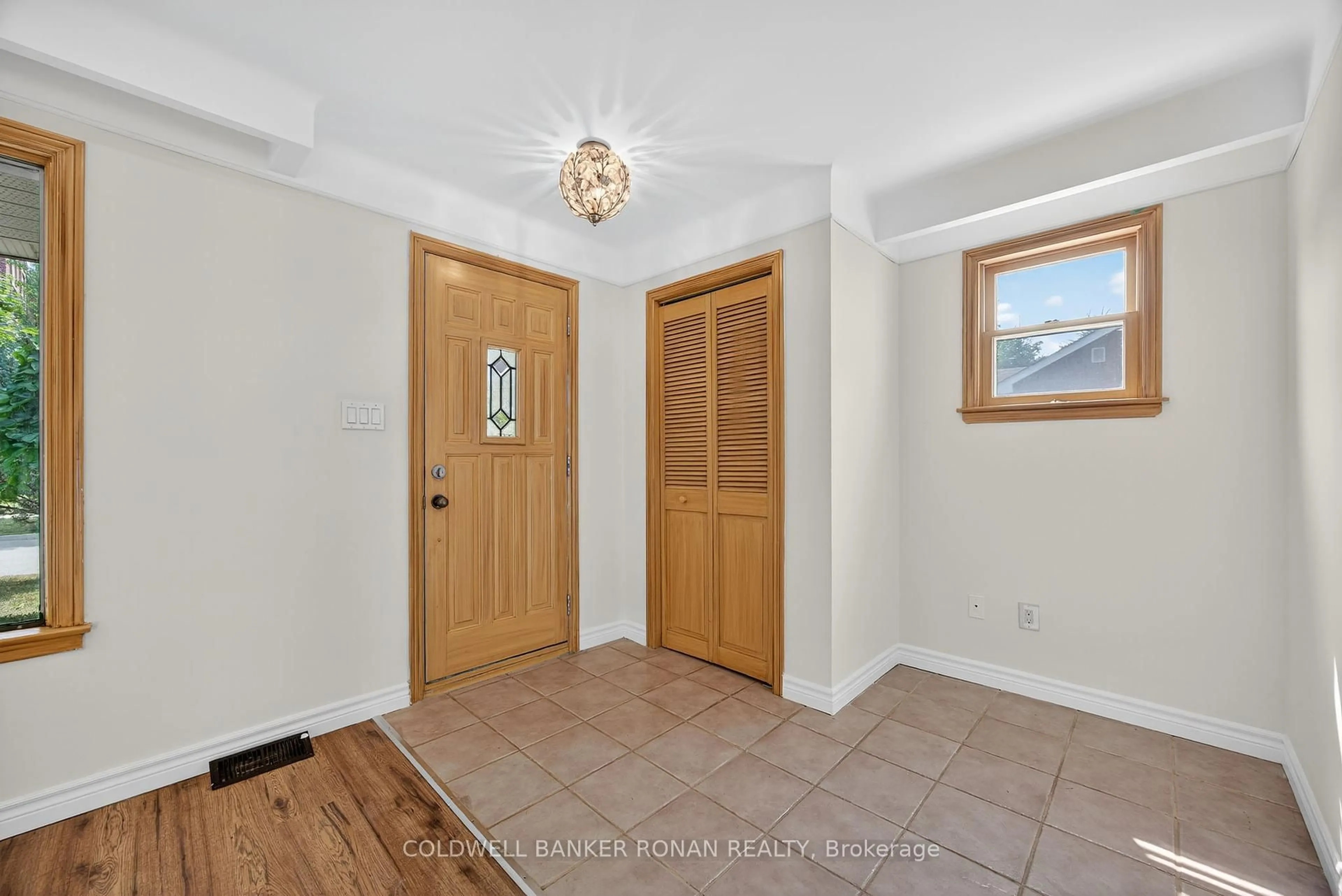 Indoor entryway for 180 Wellington St, New Tecumseth Ontario L9R 1G5