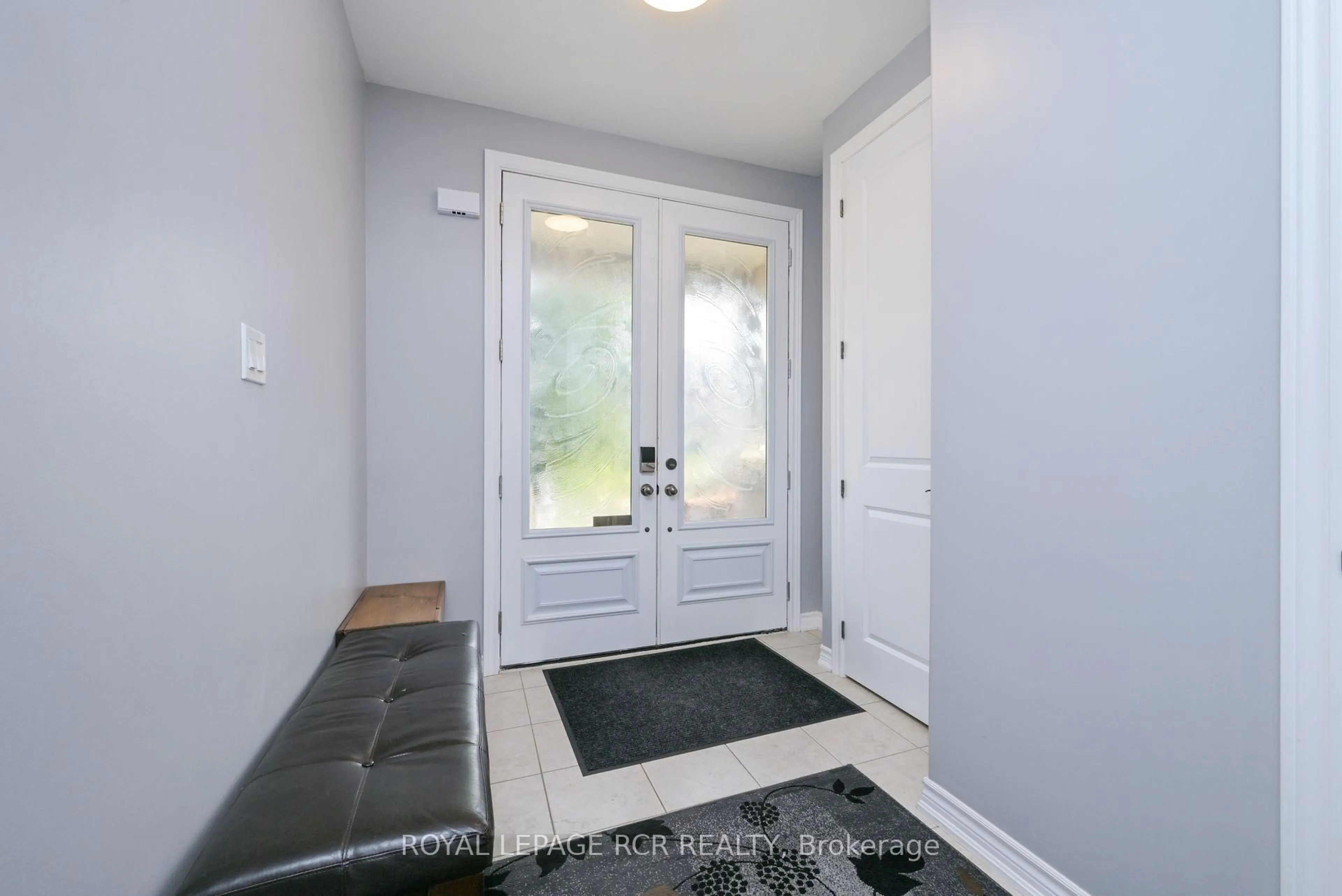 Indoor entryway for 14 Holt Dr, New Tecumseth Ontario L9R 0H6