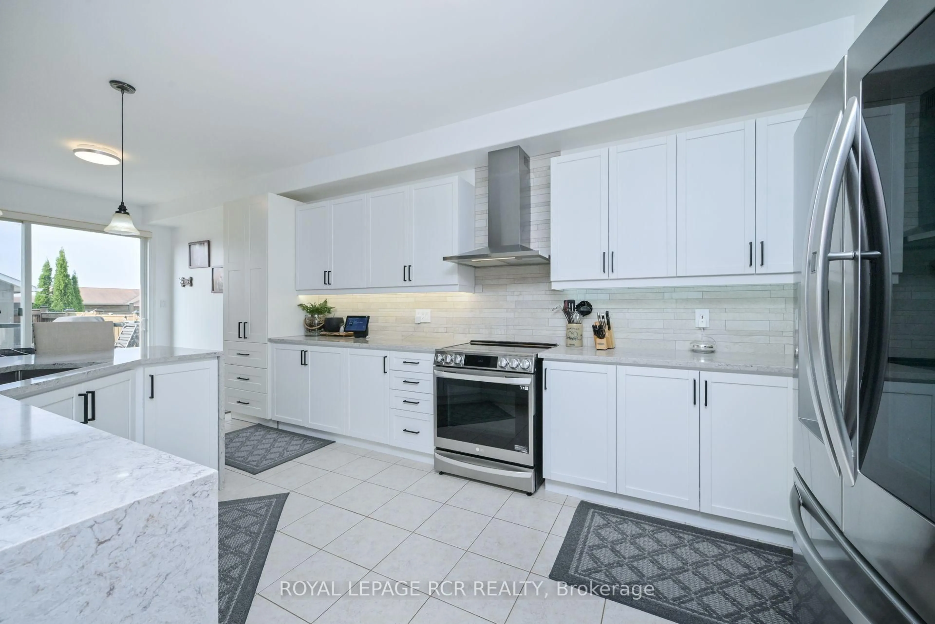 Contemporary kitchen, ceramic/tile floor for 14 Holt Dr, New Tecumseth Ontario L9R 0H6