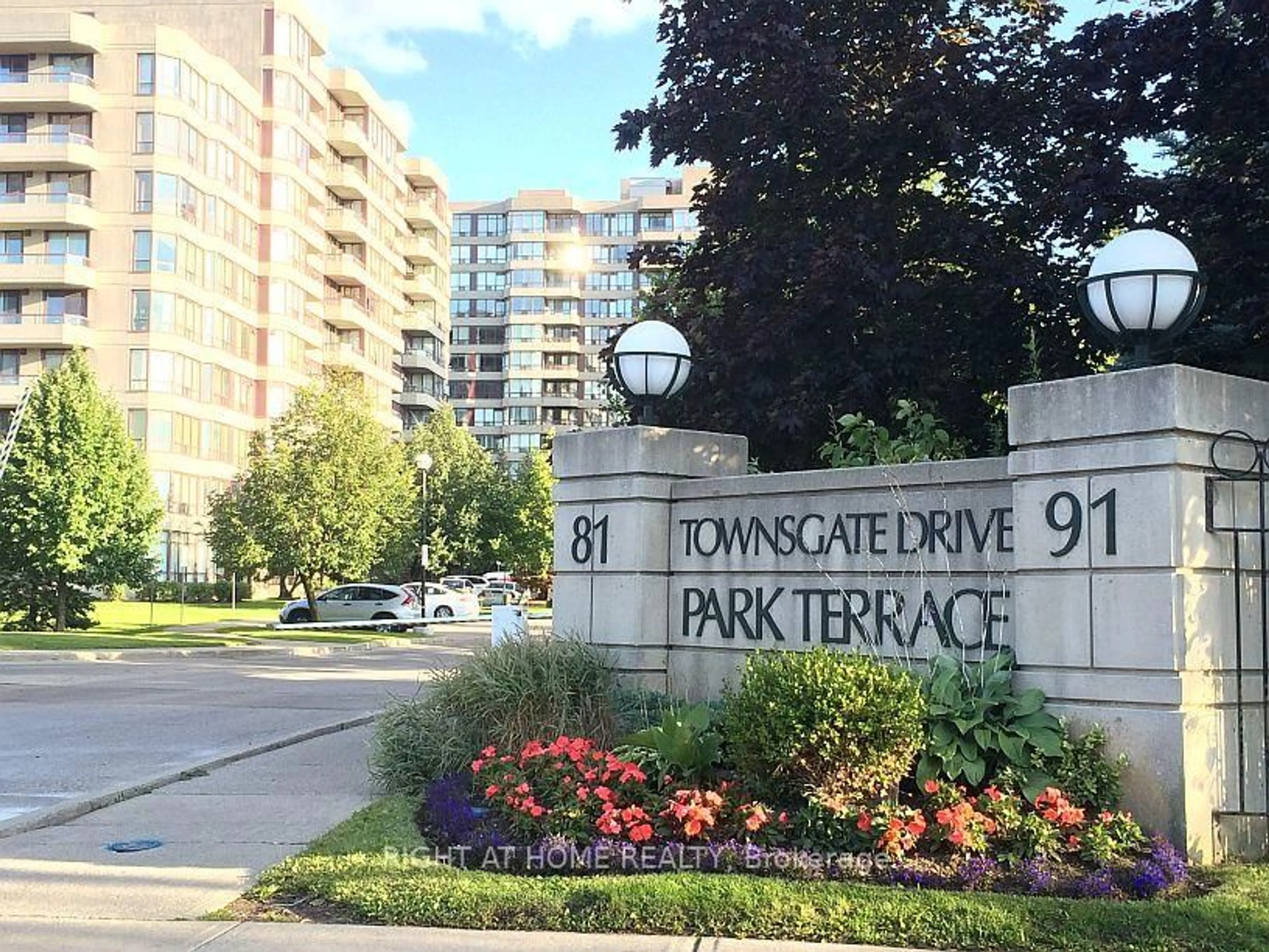 Unknown for 81 Townsgate Dr #902, Vaughan Ontario L4J 8E6