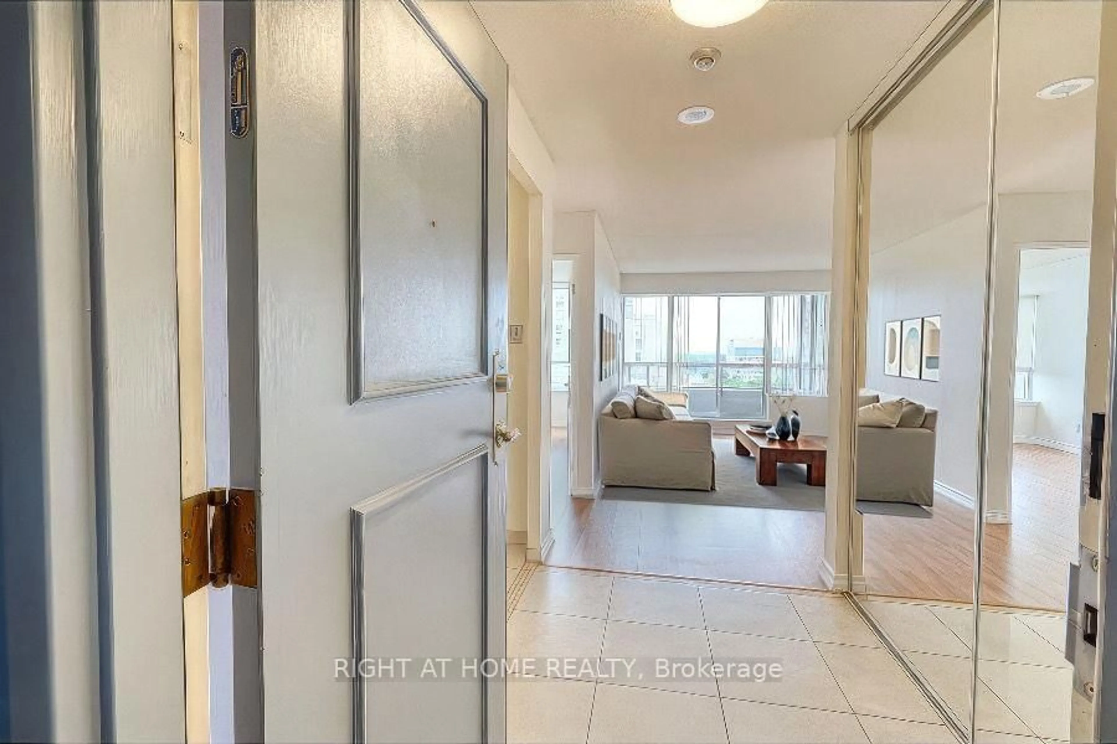 Indoor entryway for 81 Townsgate Dr #902, Vaughan Ontario L4J 8E6