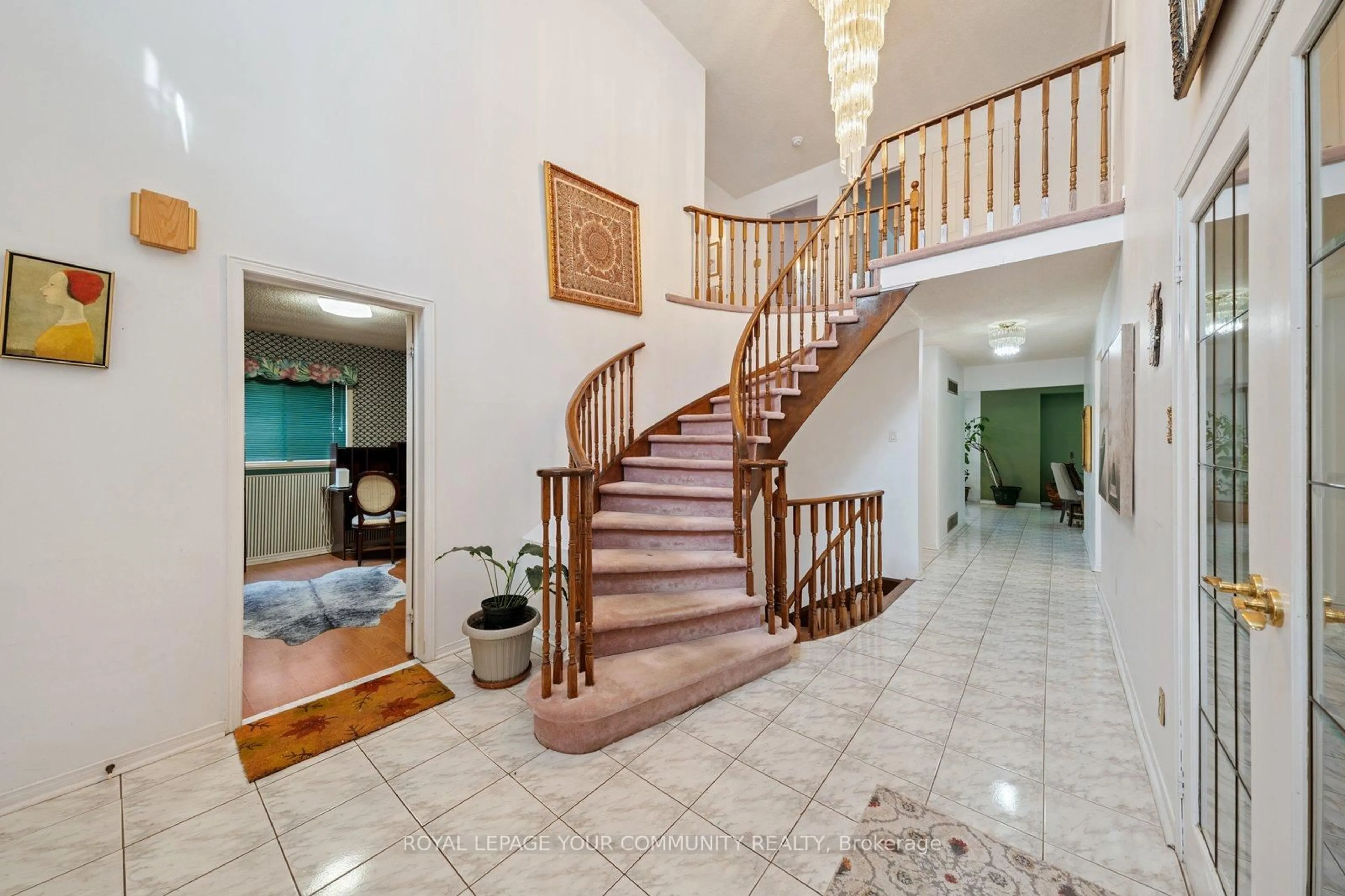 Indoor foyer for 194 Carrington Dr, Richmond Hill Ontario L4C 7Z7
