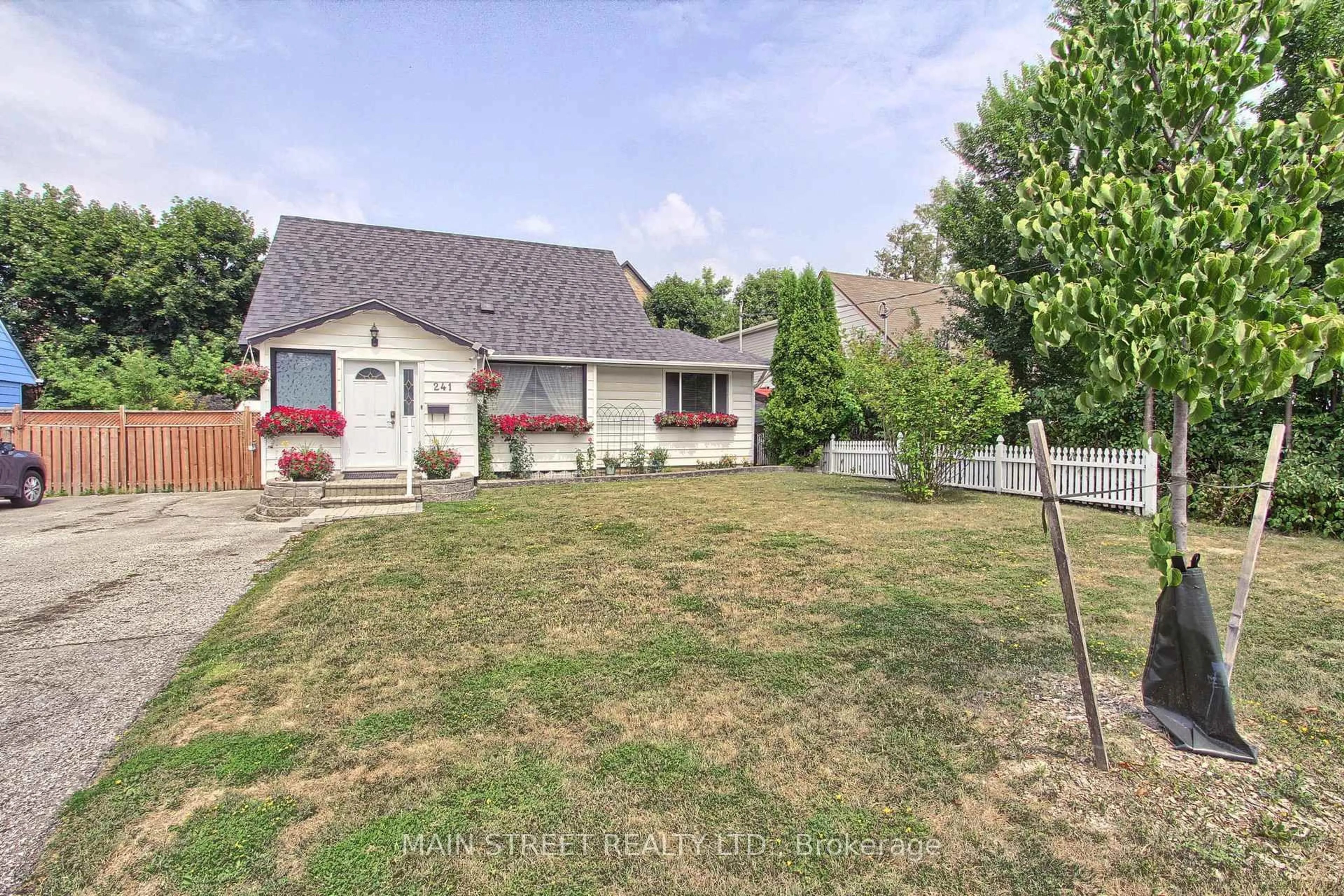 A pic from outside/outdoor area/front of a property/back of a property/a pic from drone, street for 241 Andrew St, Newmarket Ontario L3Y 1H1