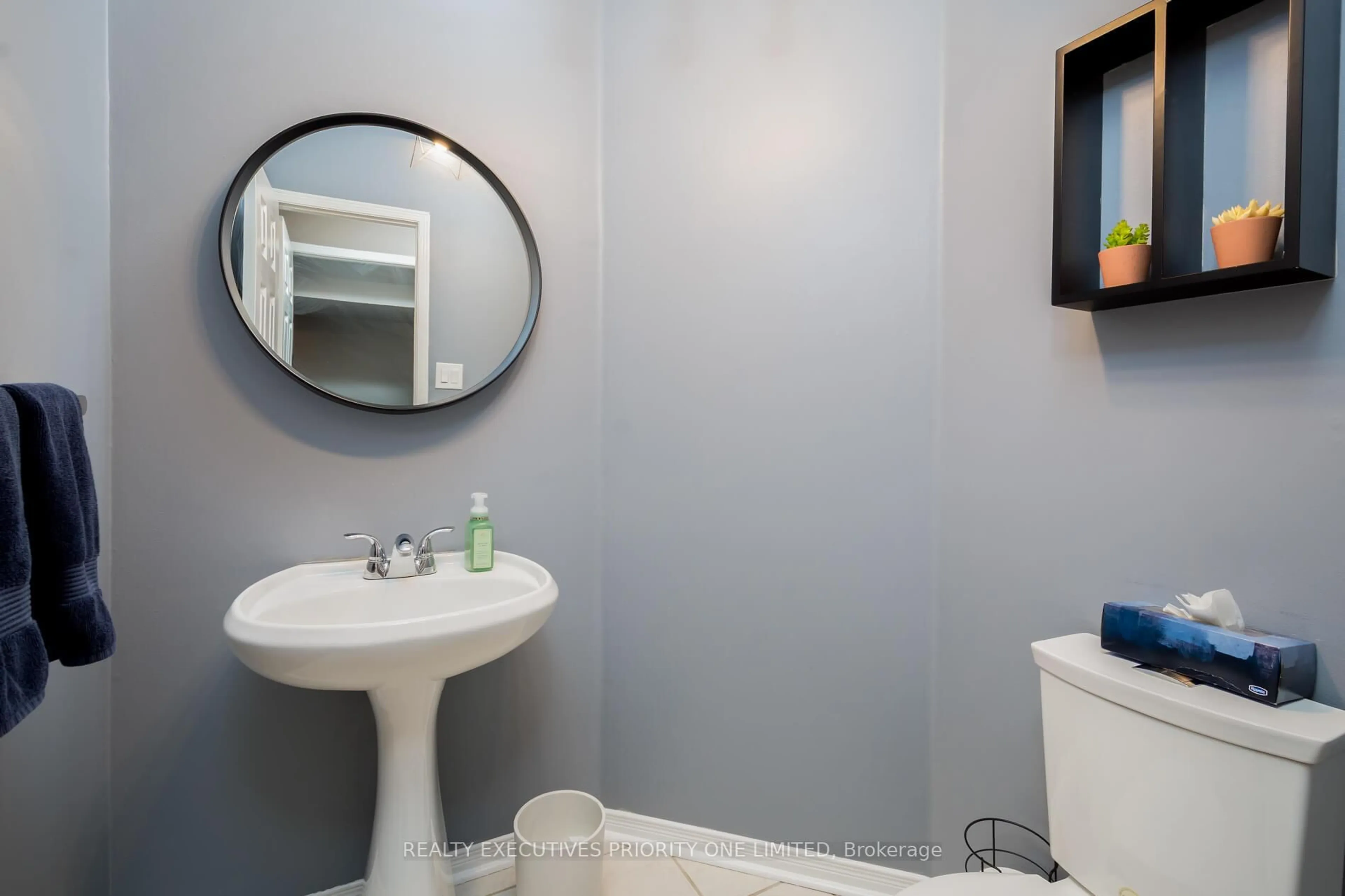Standard bathroom, ceramic/tile floor for 372 John West Way, Aurora Ontario L4G 7J4