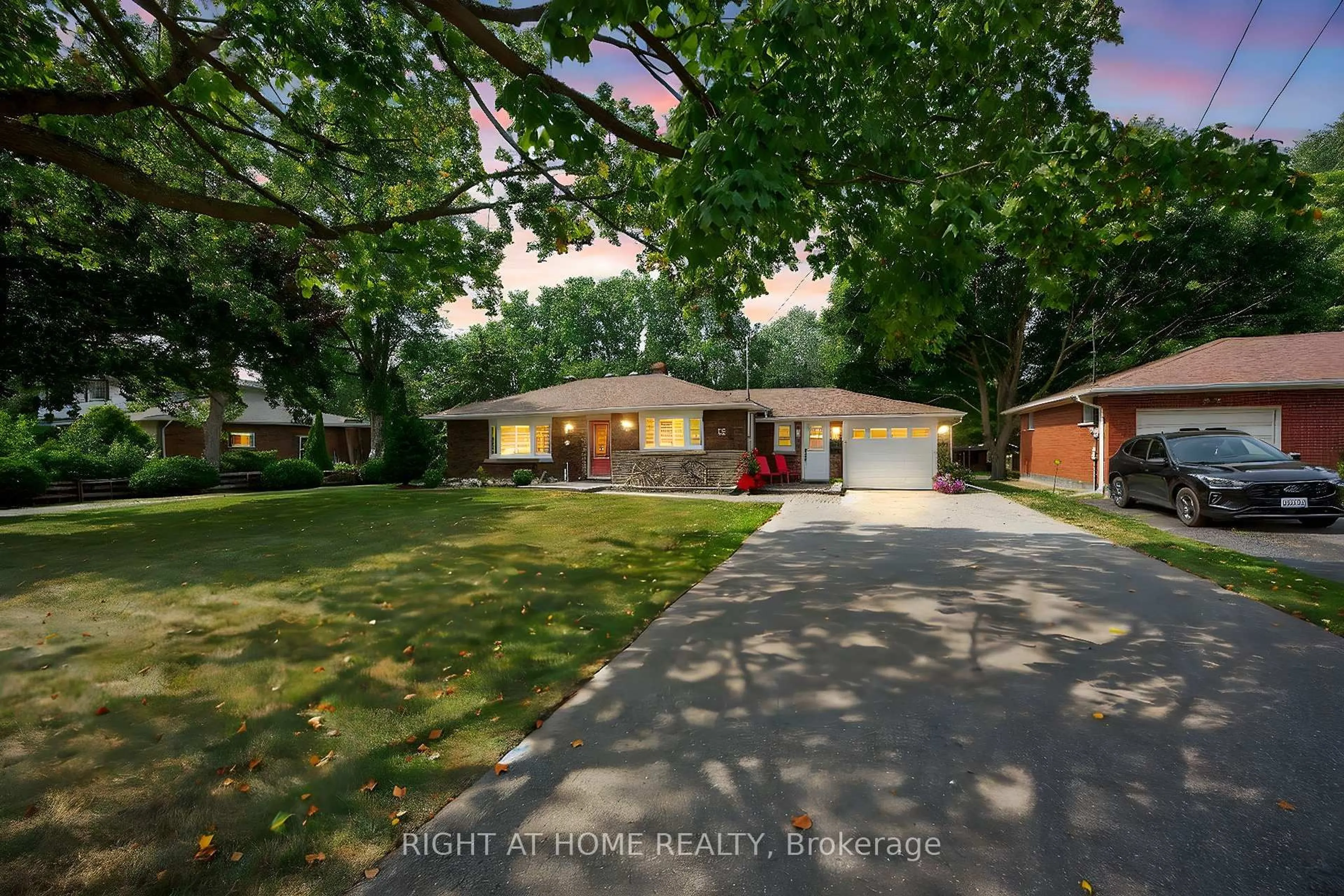A pic from outside/outdoor area/front of a property/back of a property/a pic from drone, street for 8 Farr Ave, East Gwillimbury Ontario L0G 1V0