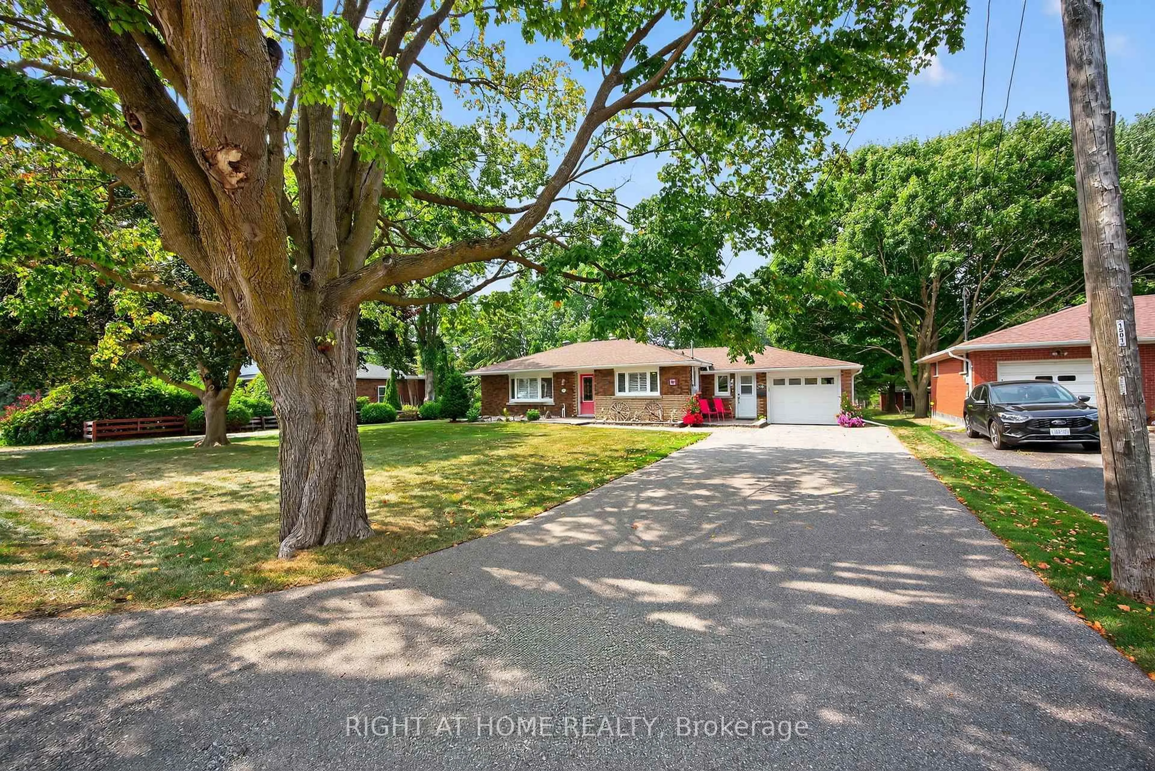 A pic from outside/outdoor area/front of a property/back of a property/a pic from drone, street for 8 Farr Ave, East Gwillimbury Ontario L0G 1V0