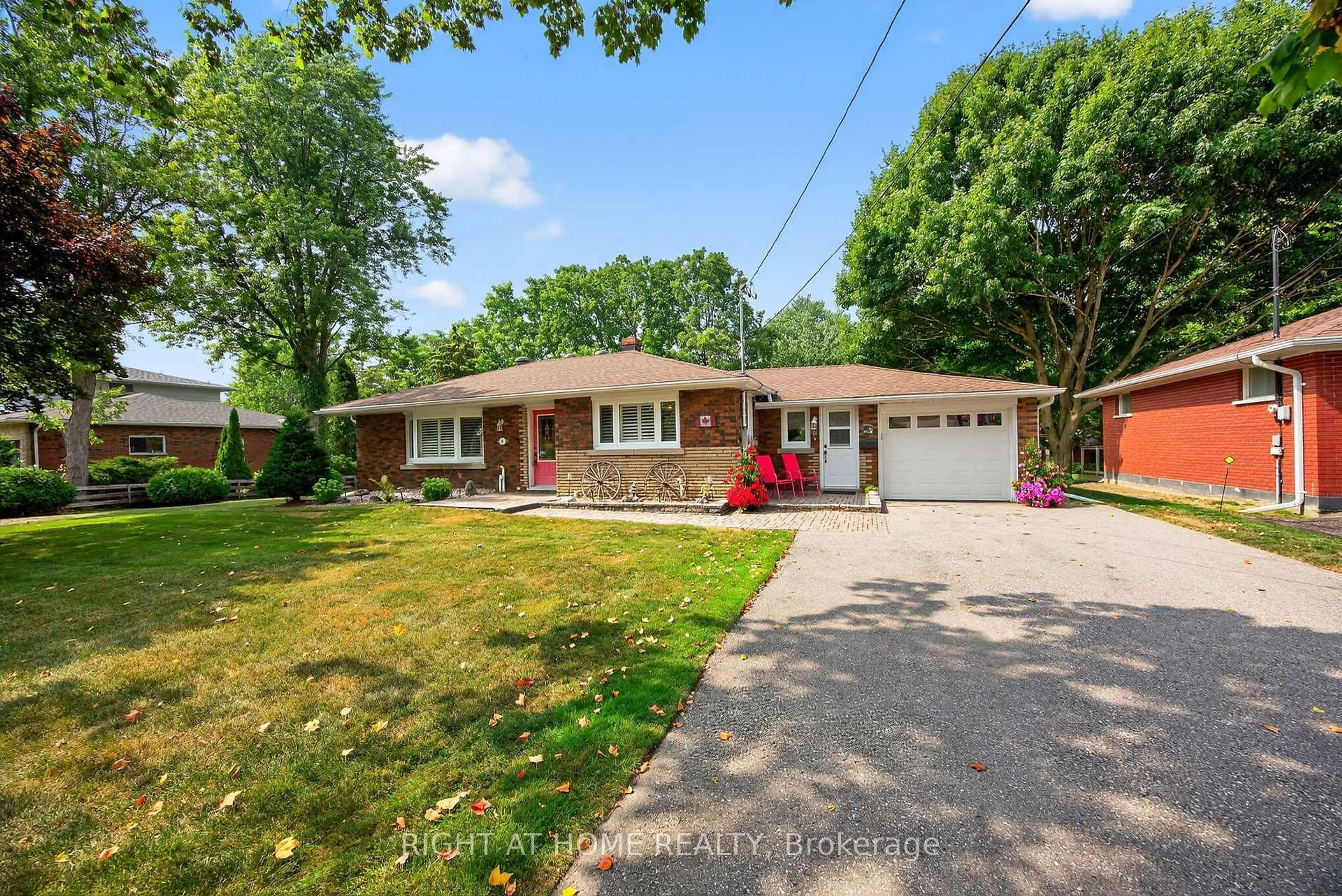 Home with brick exterior material, street for 8 Farr Ave, East Gwillimbury Ontario L0G 1V0