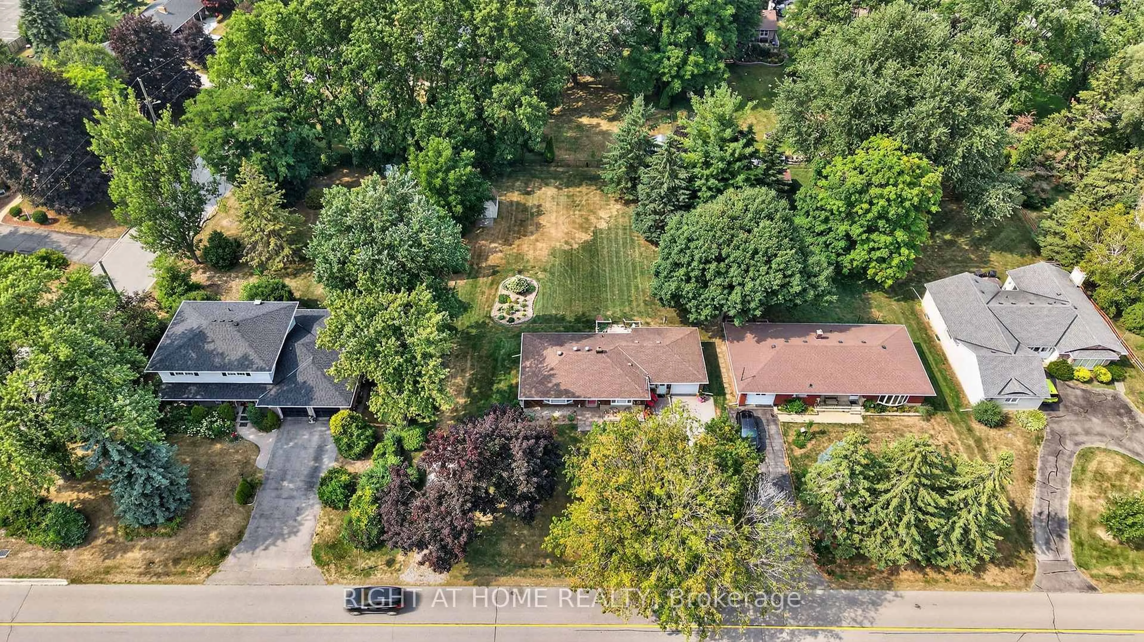 A pic from outside/outdoor area/front of a property/back of a property/a pic from drone, street for 8 Farr Ave, East Gwillimbury Ontario L0G 1V0