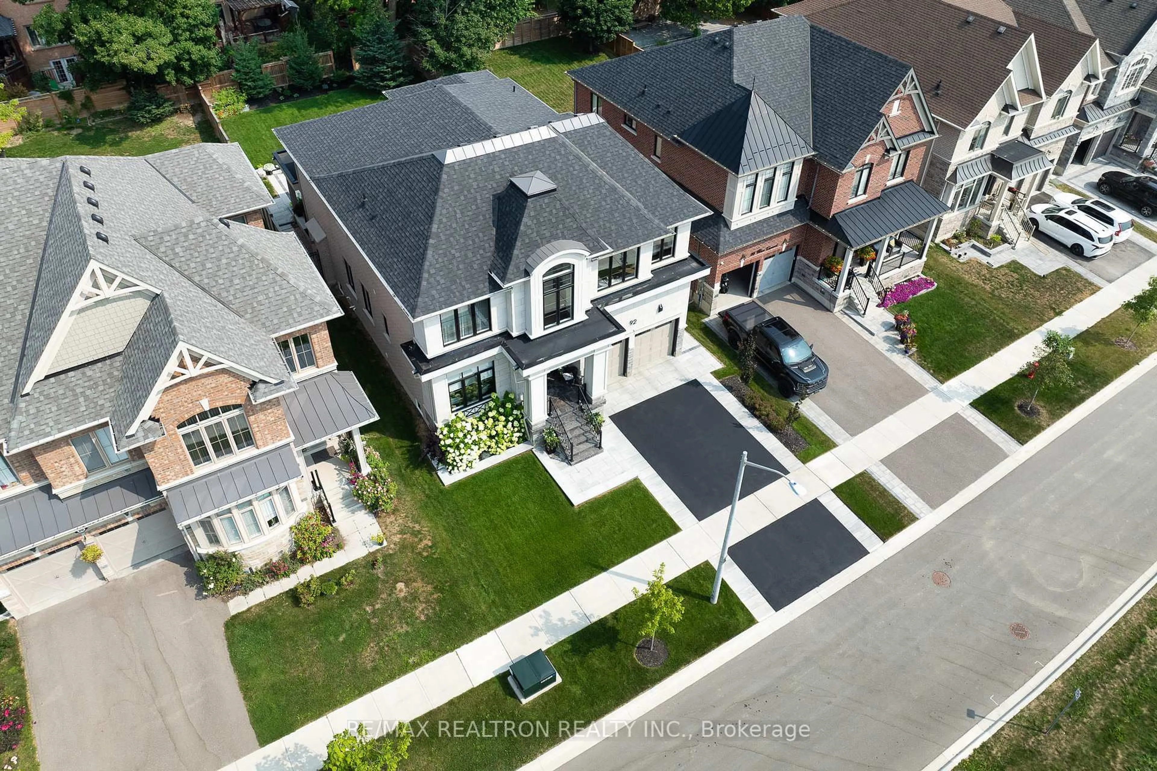 A pic from outside/outdoor area/front of a property/back of a property/a pic from drone, street for 92 Klees Cres, Aurora Ontario L4G 3W8
