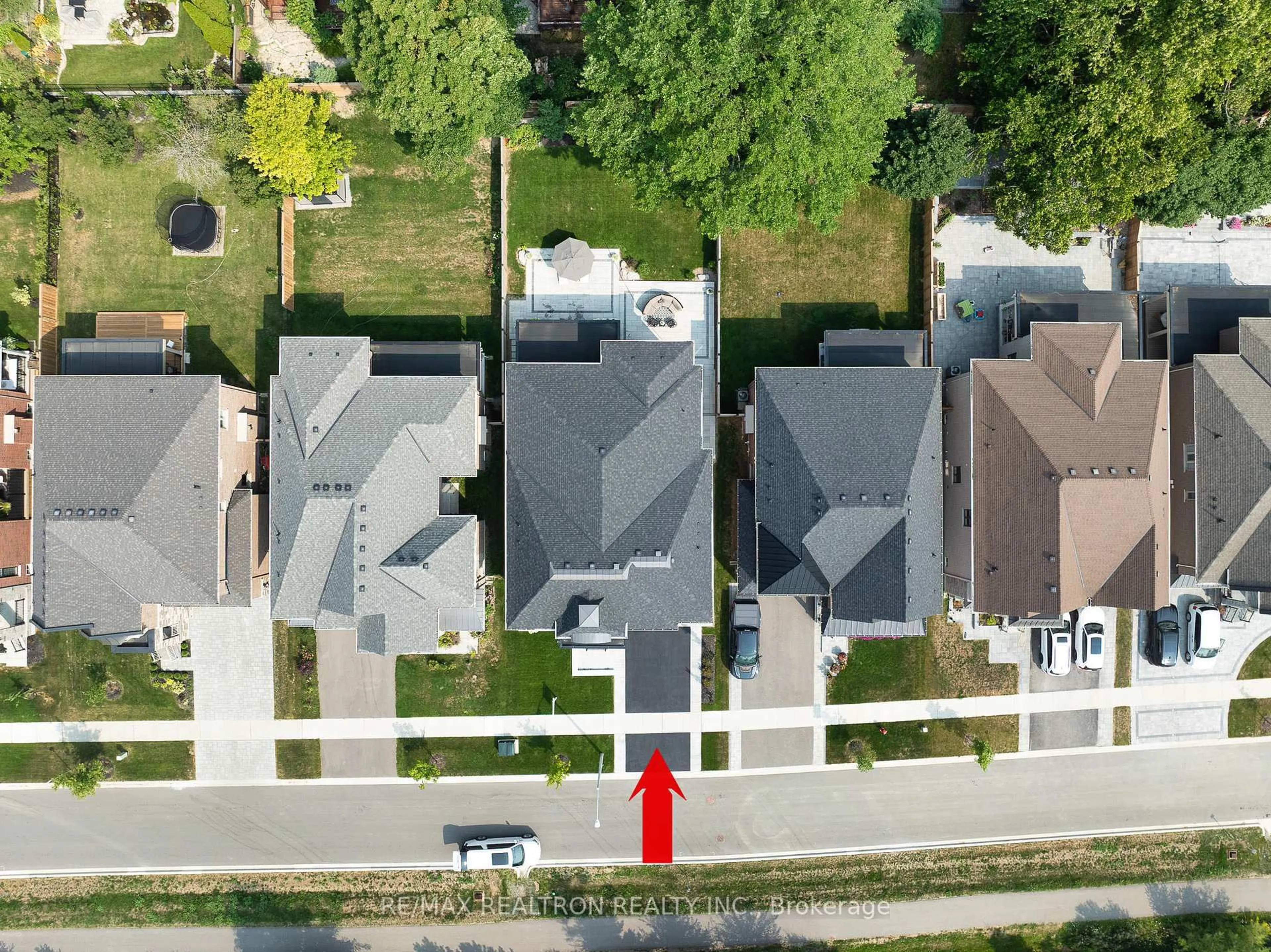 A pic from outside/outdoor area/front of a property/back of a property/a pic from drone, street for 92 Klees Cres, Aurora Ontario L4G 3W8