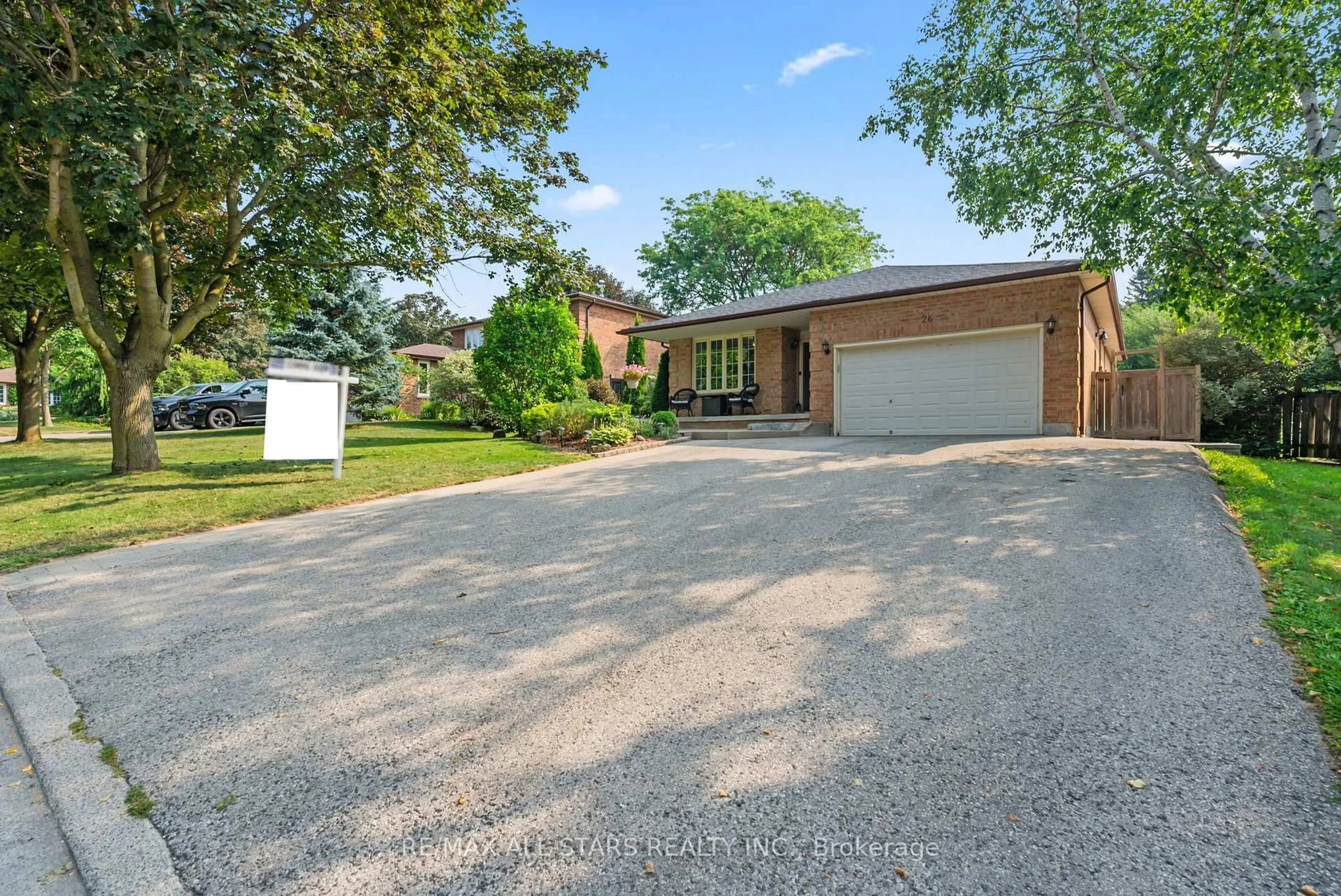 A pic from outside/outdoor area/front of a property/back of a property/a pic from drone, street for 26 Munro Cres, Uxbridge Ontario L9P 1L5