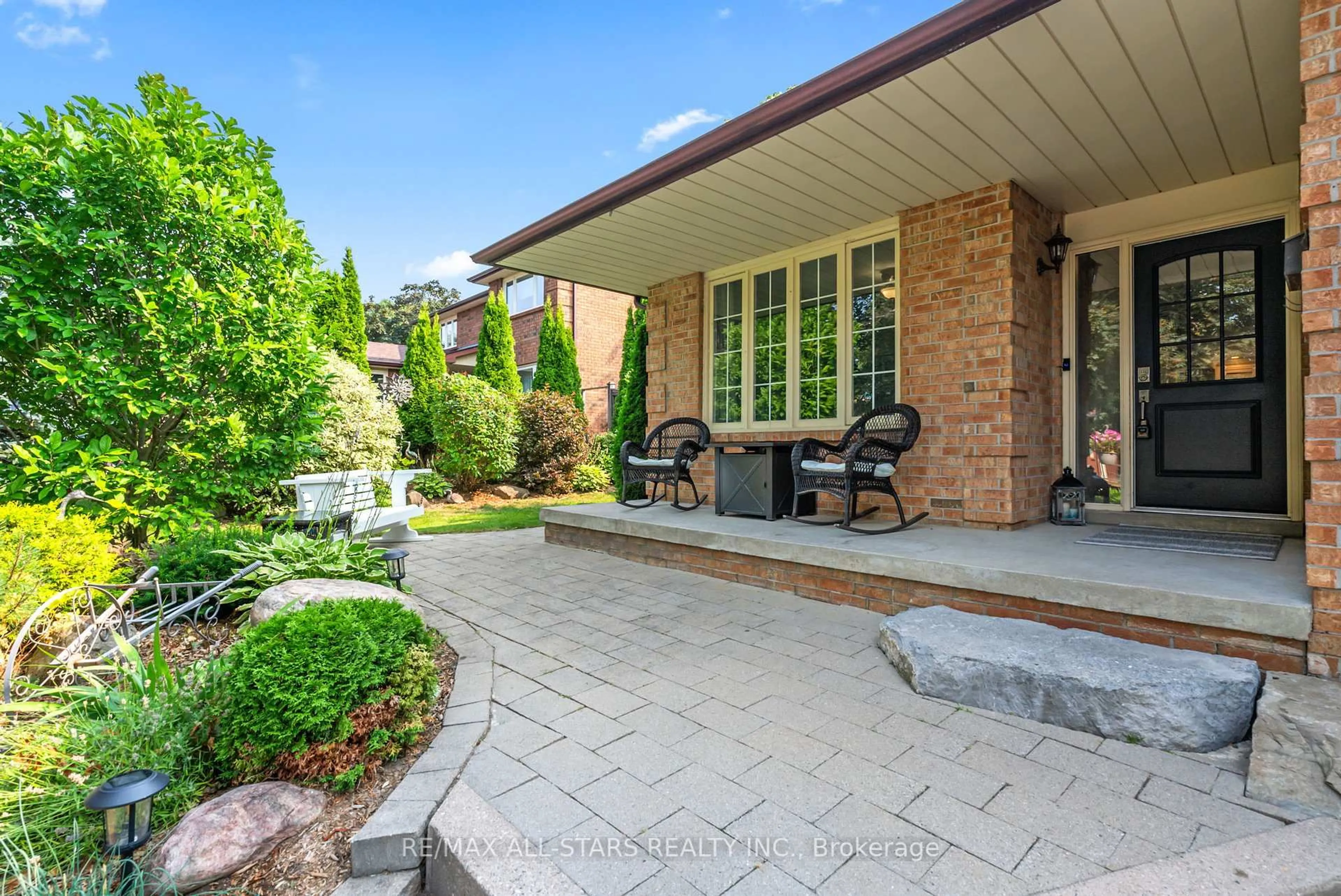 Patio, street for 26 Munro Cres, Uxbridge Ontario L9P 1L5