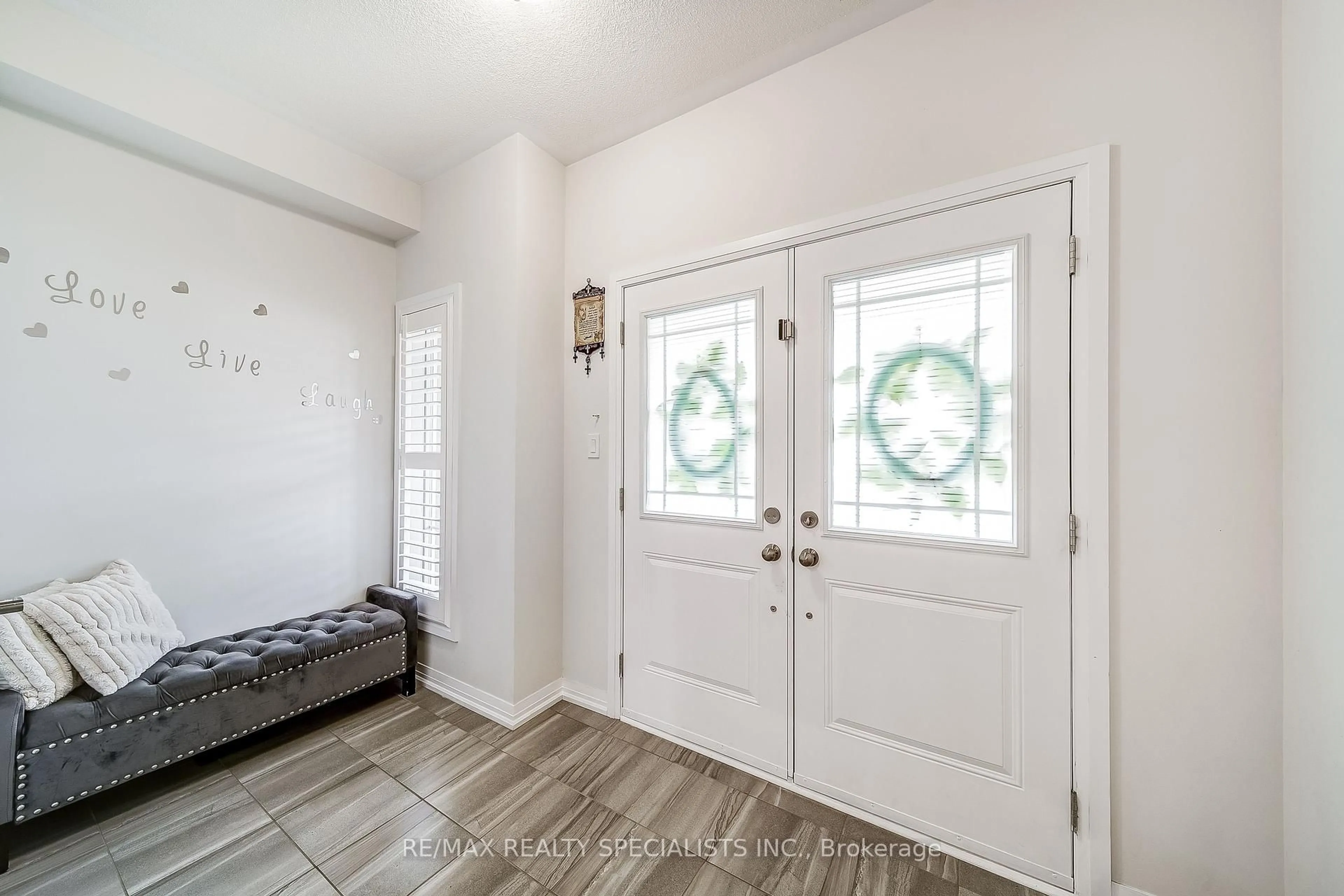 Indoor entryway for 259 Chelsea Cres, Bradford West Gwillimbury Ontario L3Z 4G7