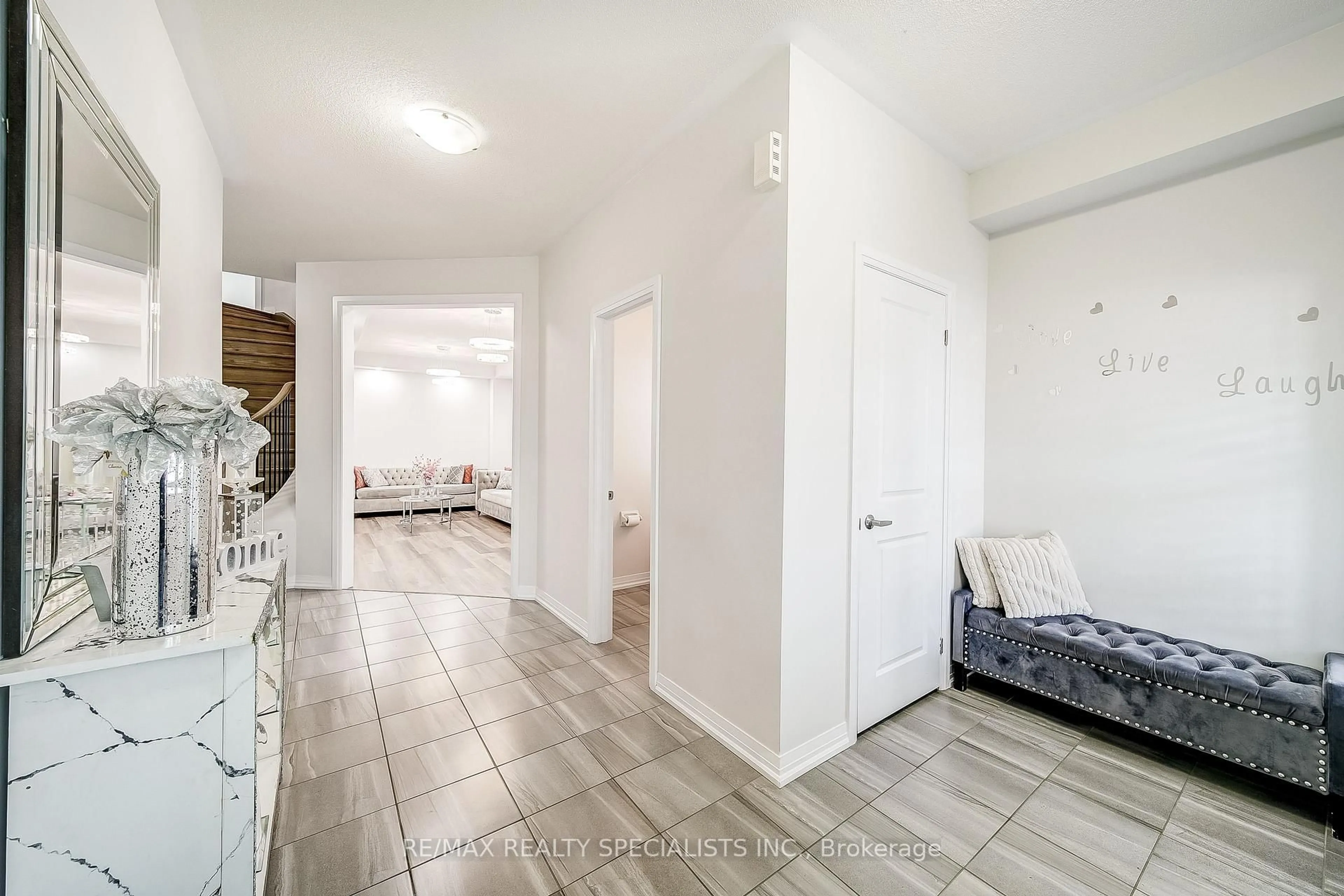 Indoor entryway for 259 Chelsea Cres, Bradford West Gwillimbury Ontario L3Z 4G7