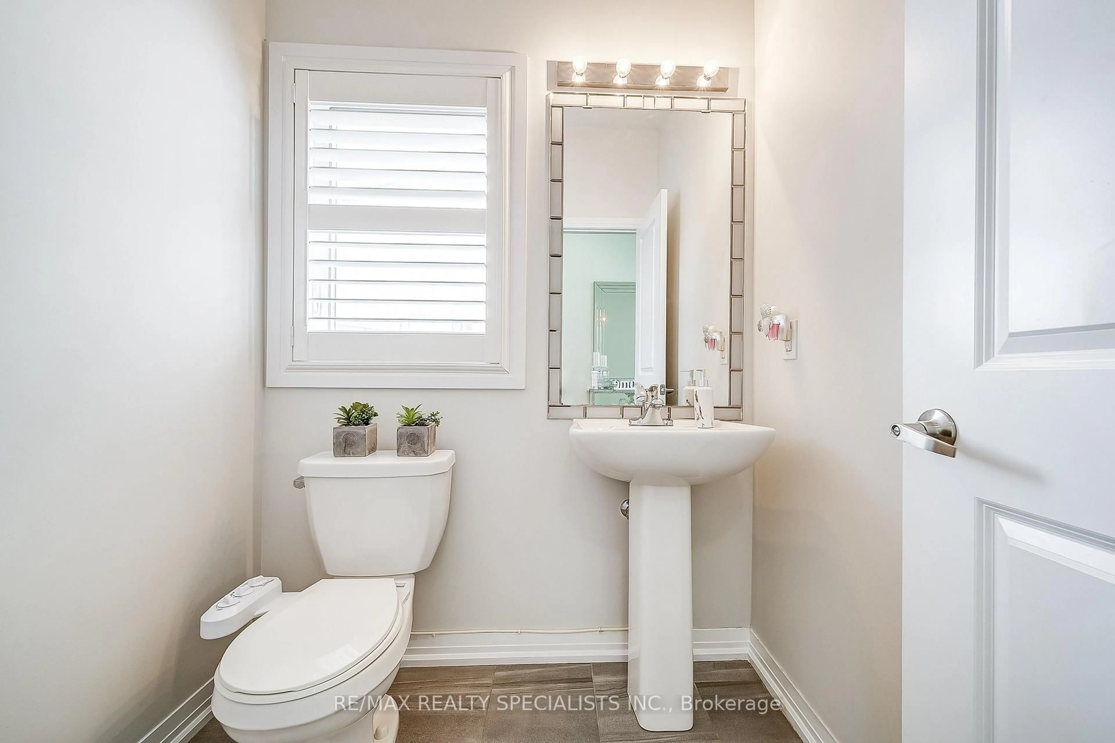 Standard bathroom, ceramic/tile floor for 259 Chelsea Cres, Bradford West Gwillimbury Ontario L3Z 4G7