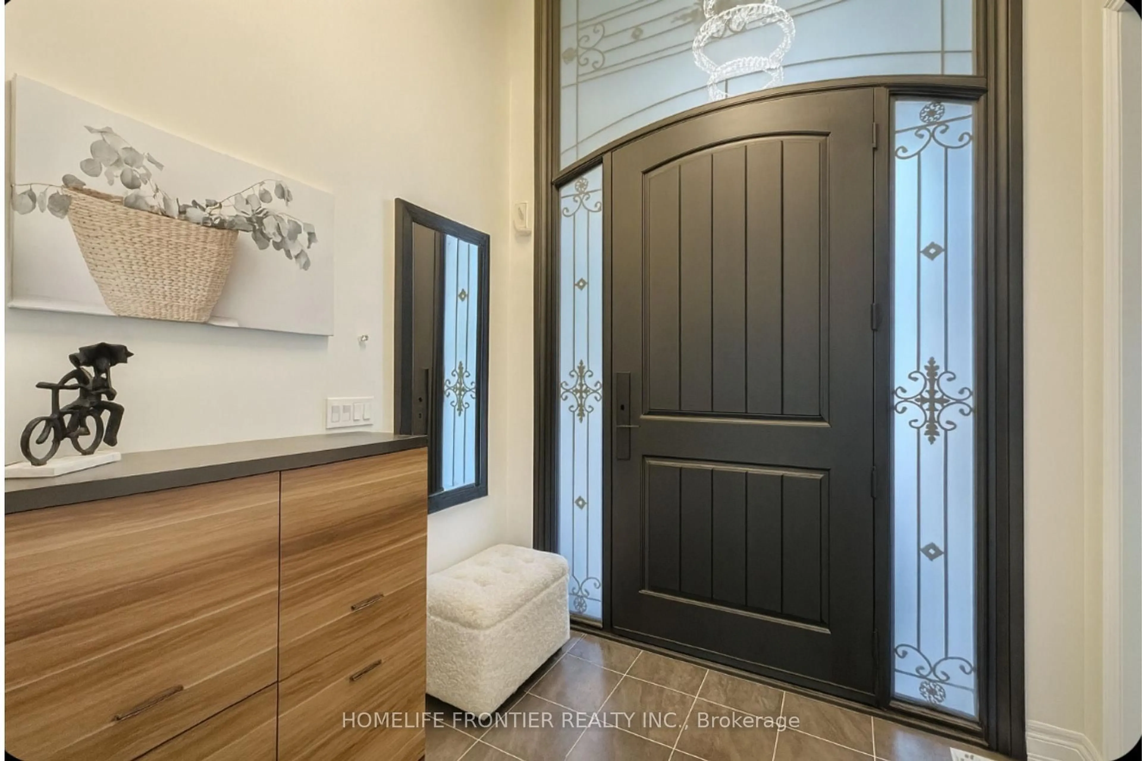 Indoor entryway for 561 McGregor Farm Tr, Newmarket Ontario L3X 0H7