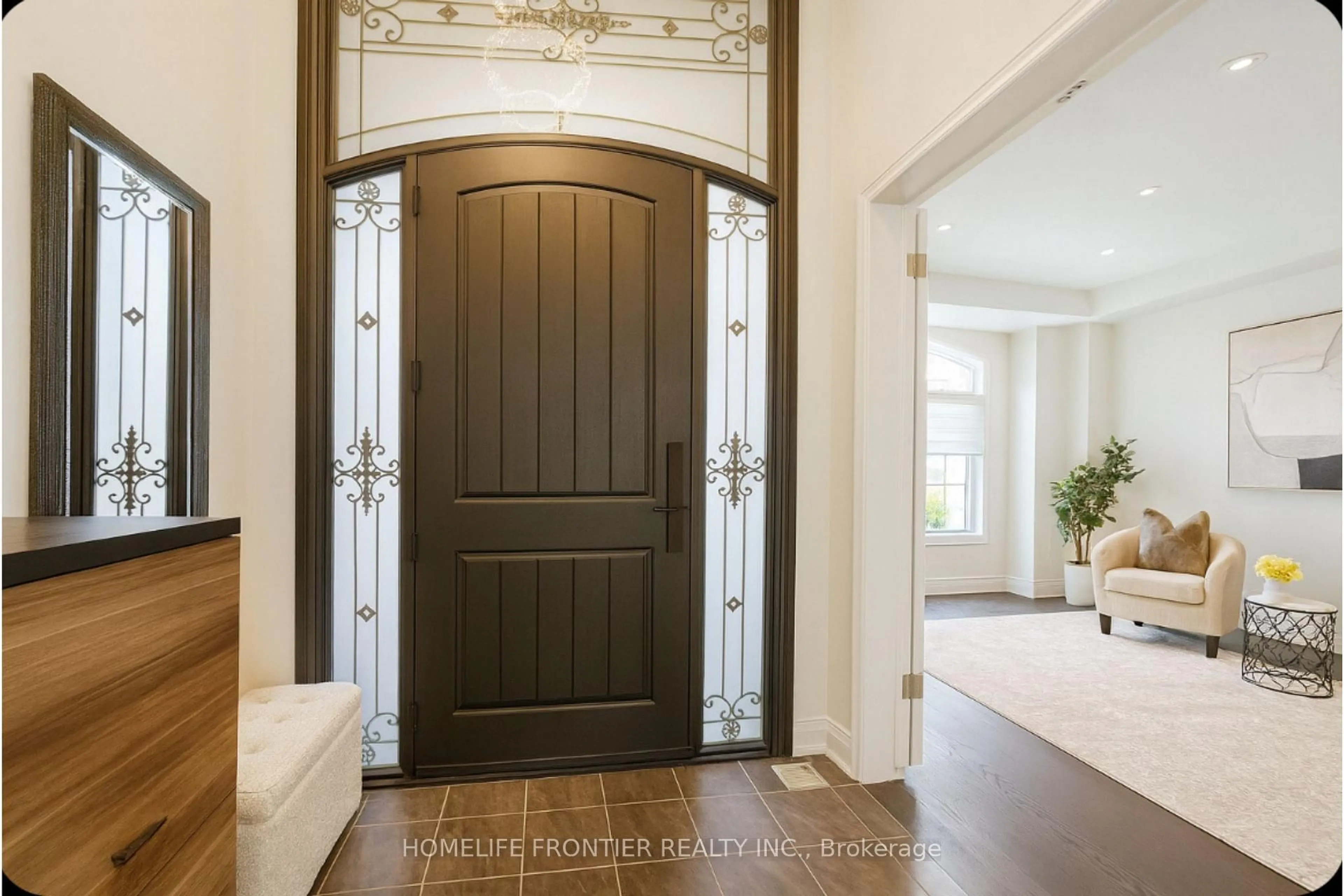 Indoor entryway for 561 McGregor Farm Tr, Newmarket Ontario L3X 0H7