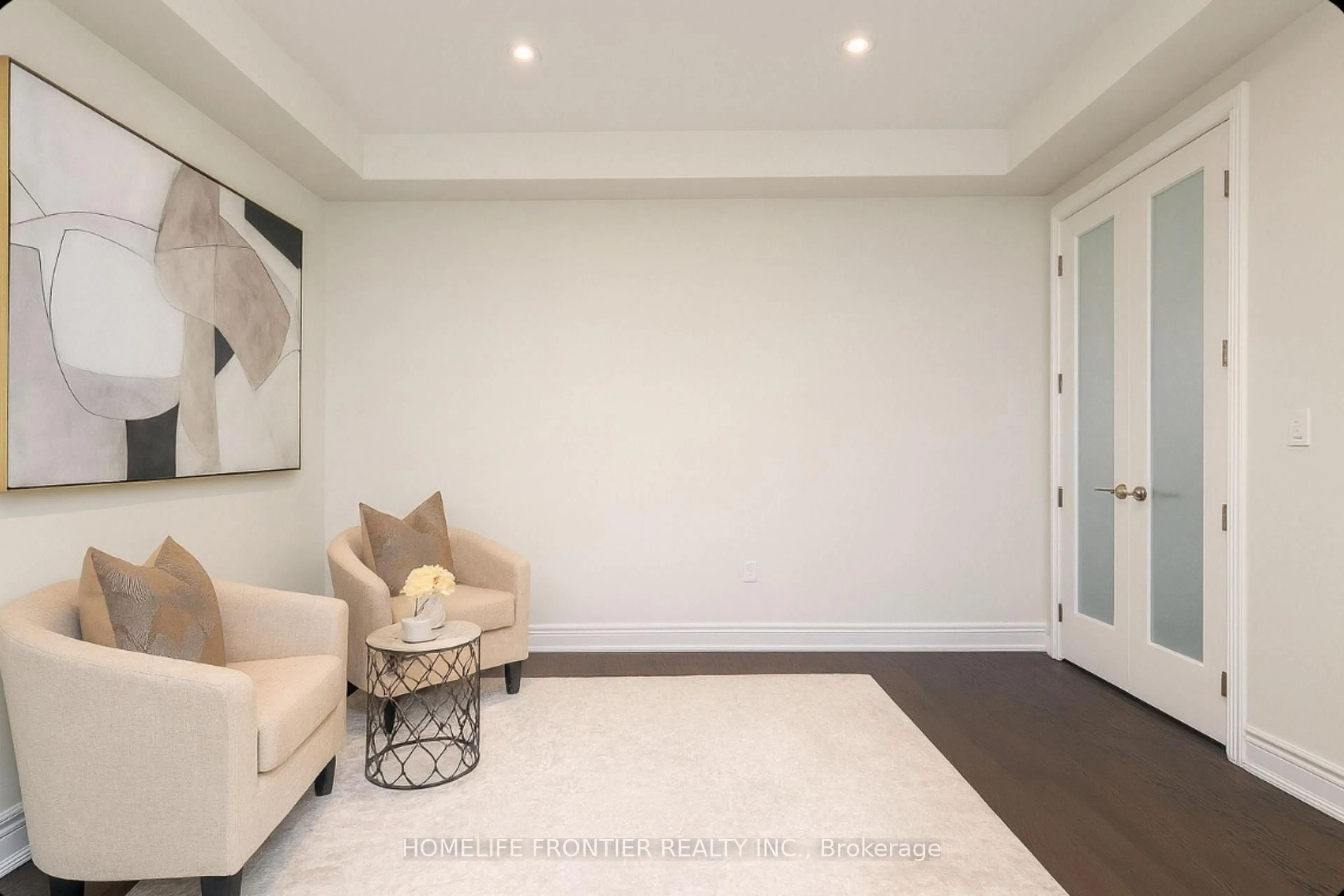Indoor entryway for 561 McGregor Farm Tr, Newmarket Ontario L3X 0H7